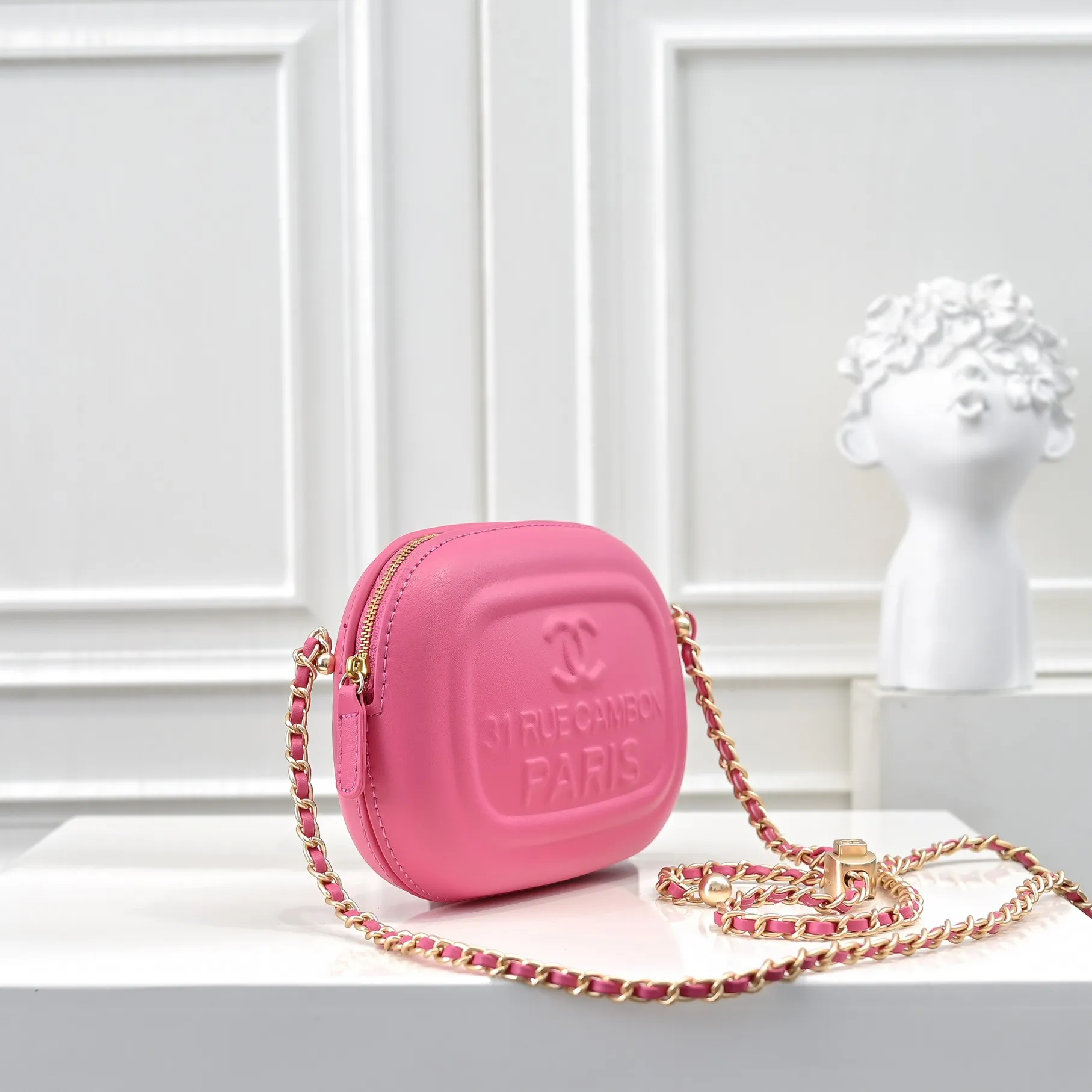 💰380￥CHANEL25C early spring vacation series. Gold fan camera bag. I love this one. The shape is the embossed character design style. I like the versatile object. It is really wow. It is so beautiful. It is a Xiangjia bag that looks small but can hold mobile phone keys, lipstick, powder, card, money, and is just the finishing touch to the whole body look. Size: 18x13cm, style number: 669