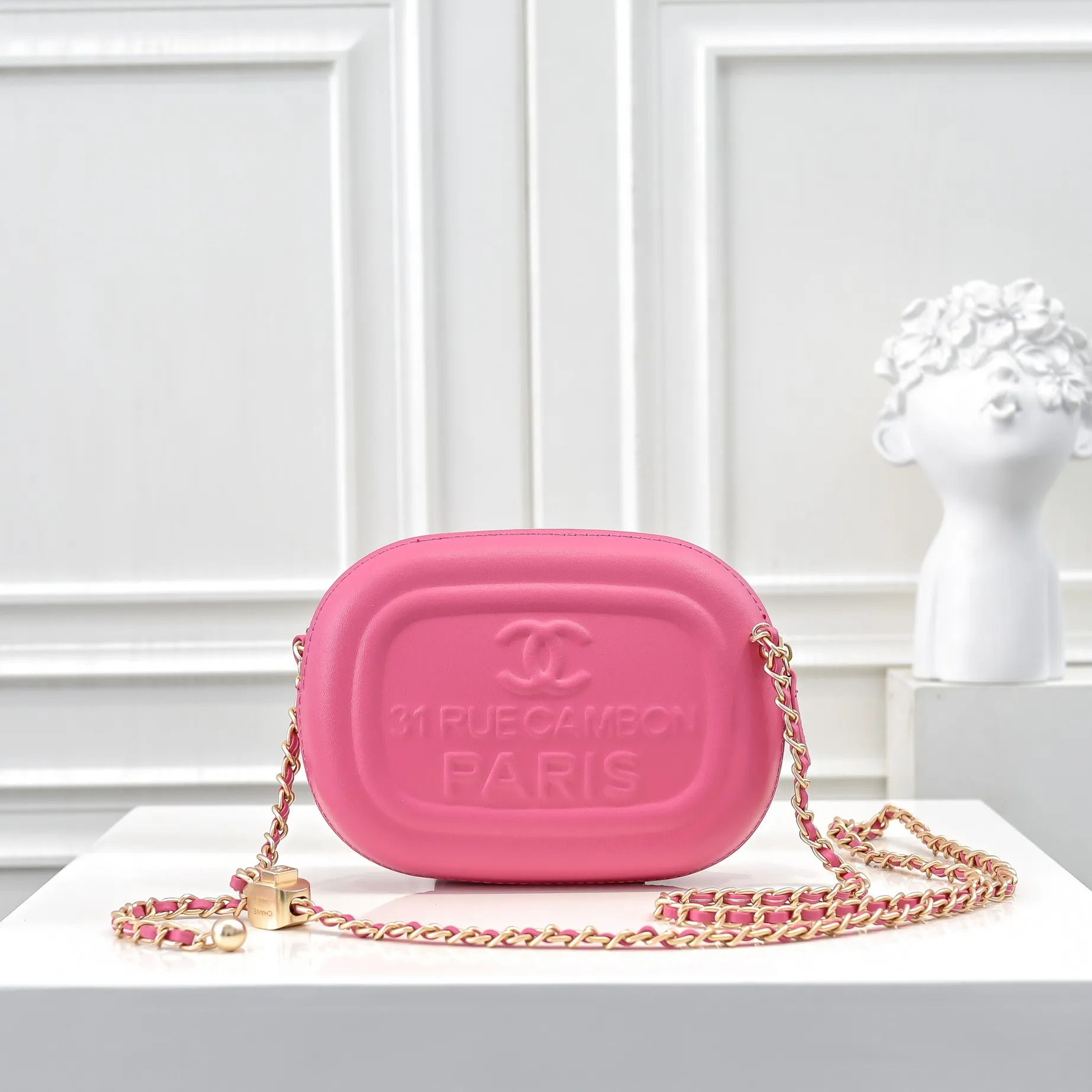 💰380￥CHANEL25C early spring vacation series. Gold fan camera bag. I love this one. The shape is the embossed character design style. I like the versatile object. It is really wow. It is so beautiful. It is a Xiangjia bag that looks small but can hold mobile phone keys, lipstick, powder, card, money, and is just the finishing touch to the whole body look. Size: 18x13cm, style number: 669