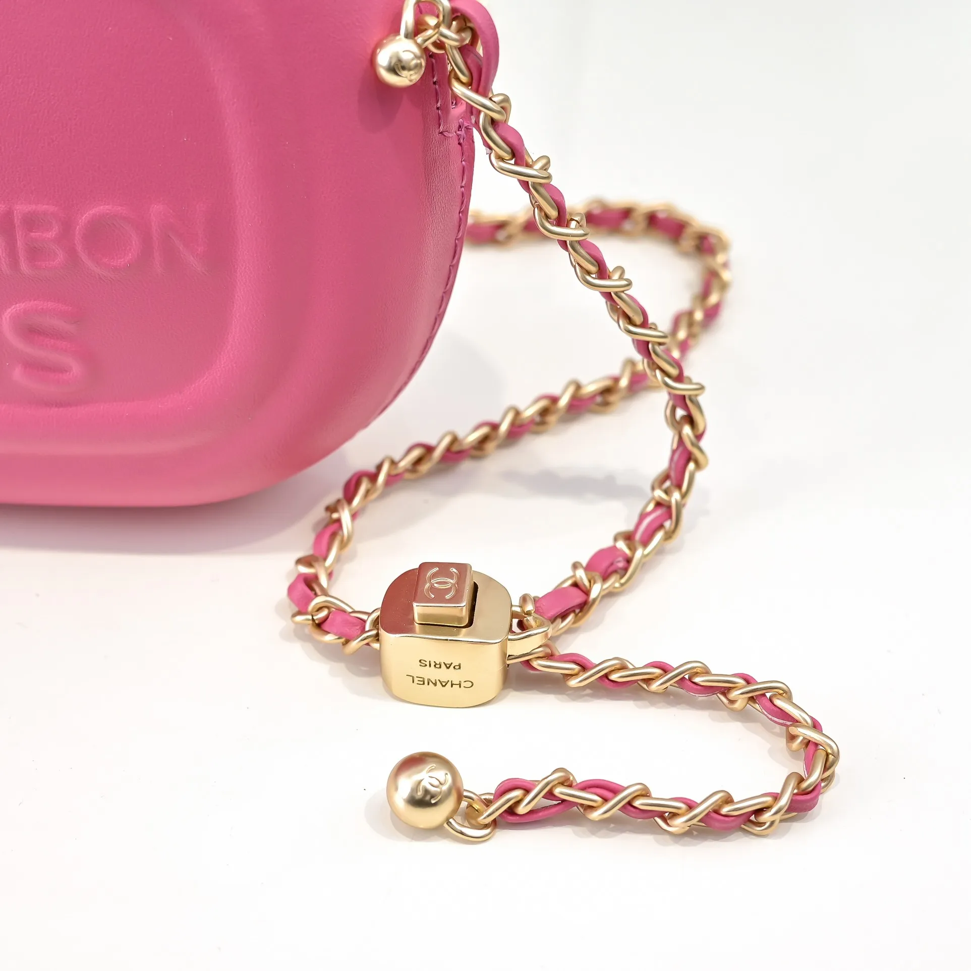 💰380￥CHANEL25C early spring vacation series. Gold fan camera bag. I love this one. The shape is the embossed character design style. I like the versatile object. It is really wow. It is so beautiful. It is a Xiangjia bag that looks small but can hold mobile phone keys, lipstick, powder, card, money, and is just the finishing touch to the whole body look. Size: 18x13cm, style number: 669
