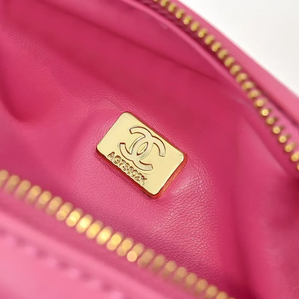 💰380￥CHANEL25C early spring vacation series. Gold fan camera bag. I love this one. The shape is the embossed character design style. I like the versatile object. It is really wow. It is so beautiful. It is a Xiangjia bag that looks small but can hold mobile phone keys, lipstick, powder, card, money, and is just the finishing touch to the whole body look. Size: 18x13cm, style number: 669