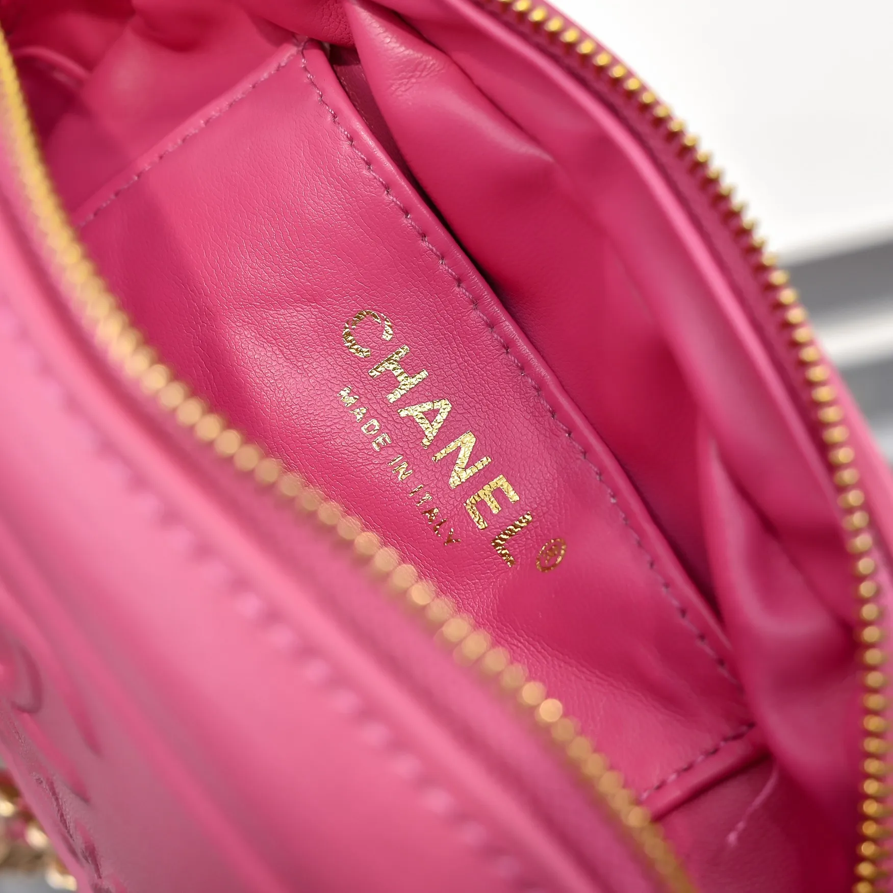 💰380￥CHANEL25C early spring vacation series. Gold fan camera bag. I love this one. The shape is the embossed character design style. I like the versatile object. It is really wow. It is so beautiful. It is a Xiangjia bag that looks small but can hold mobile phone keys, lipstick, powder, card, money, and is just the finishing touch to the whole body look. Size: 18x13cm, style number: 669