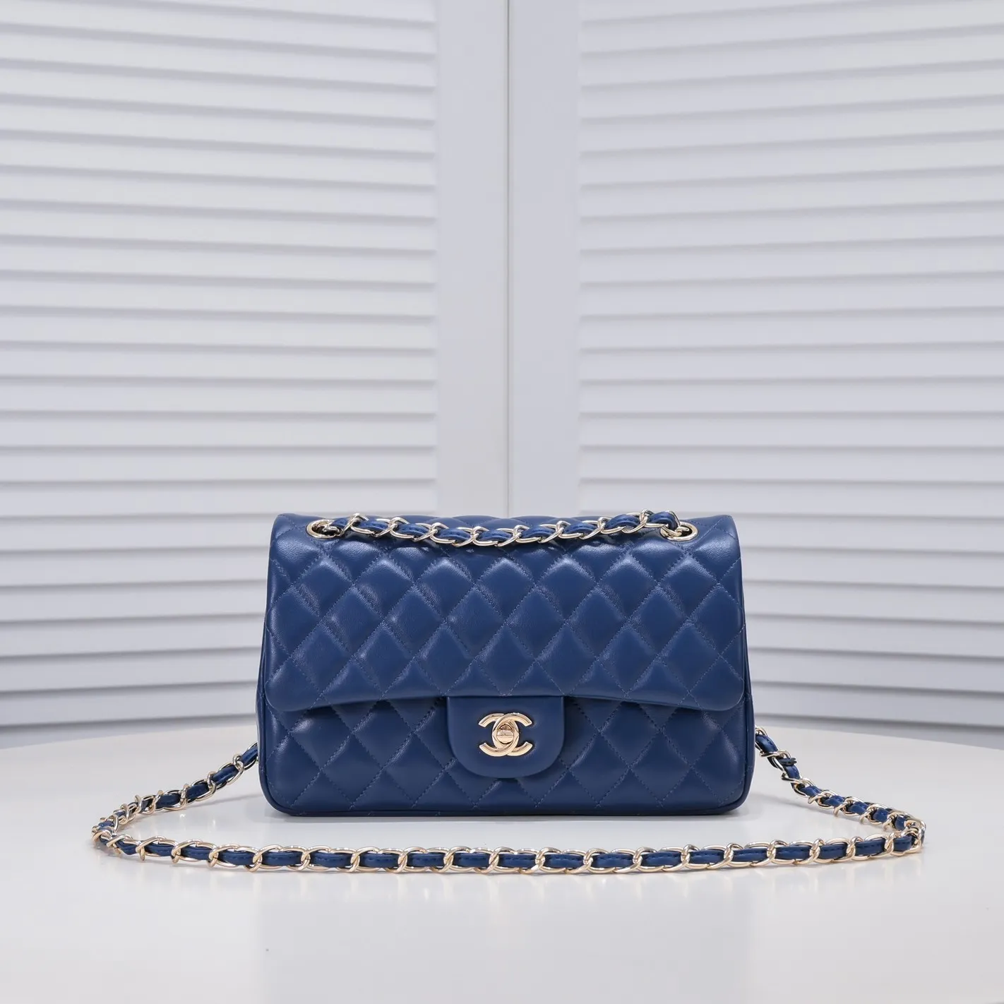 💰400￥Dark blue Chanel🔥Exclusive quality real shot shipment✈️Official website updated simultaneously👑Chanel sheep pattern classic style with original hardware, summer style is coming💋CHANEL ‼ ️Crossbody bag, sheepskin with red lining🌸‼ ️ 🙈Fashion new favorite🙈 Size: 25.5*16*6.5. Style number: 1112 sheepskin