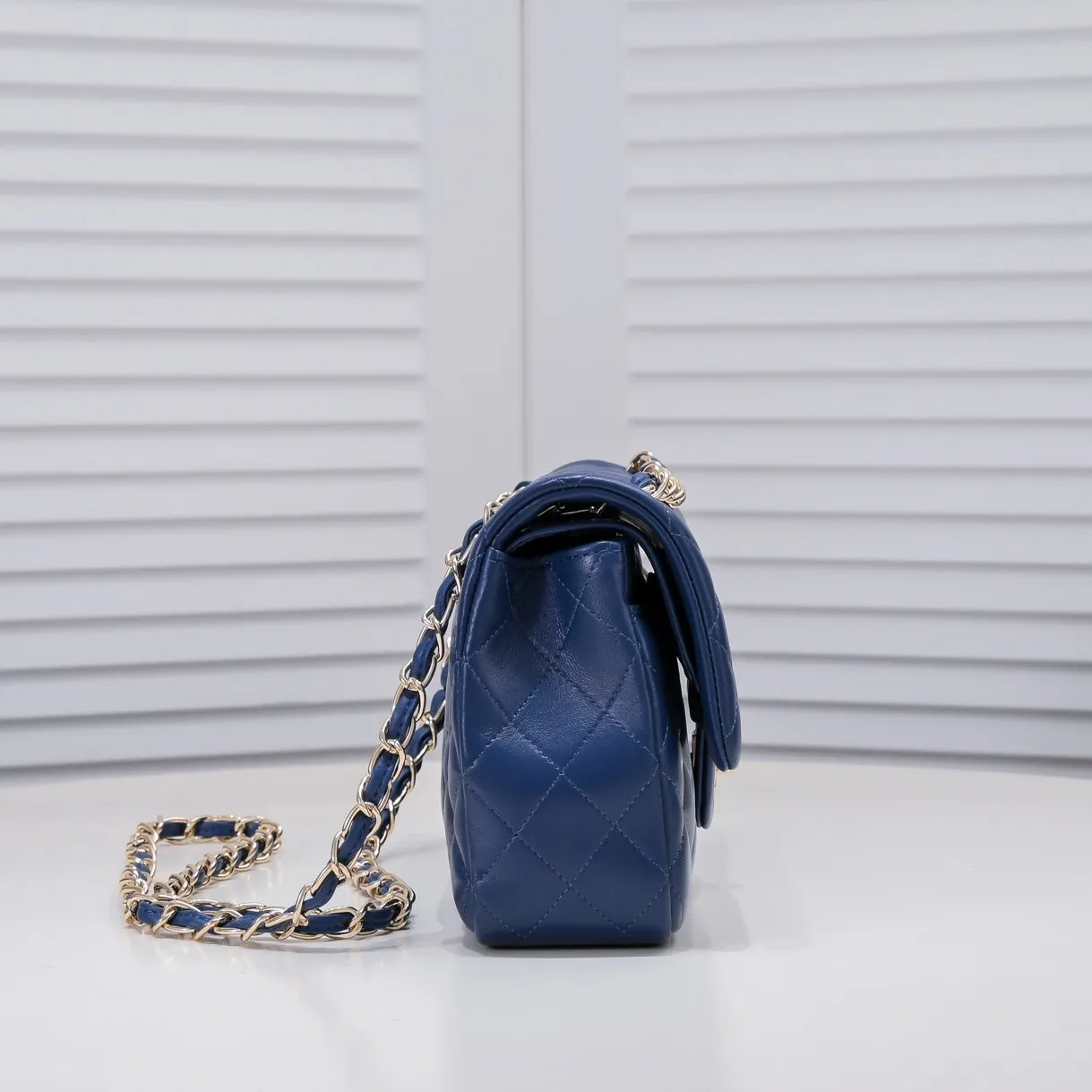💰400￥Dark blue Chanel🔥Exclusive quality real shot shipment✈️Official website updated simultaneously👑Chanel sheep pattern classic style with original hardware, summer style is coming💋CHANEL ‼ ️Crossbody bag, sheepskin with red lining🌸‼ ️ 🙈Fashion new favorite🙈 Size: 25.5*16*6.5. Style number: 1112 sheepskin