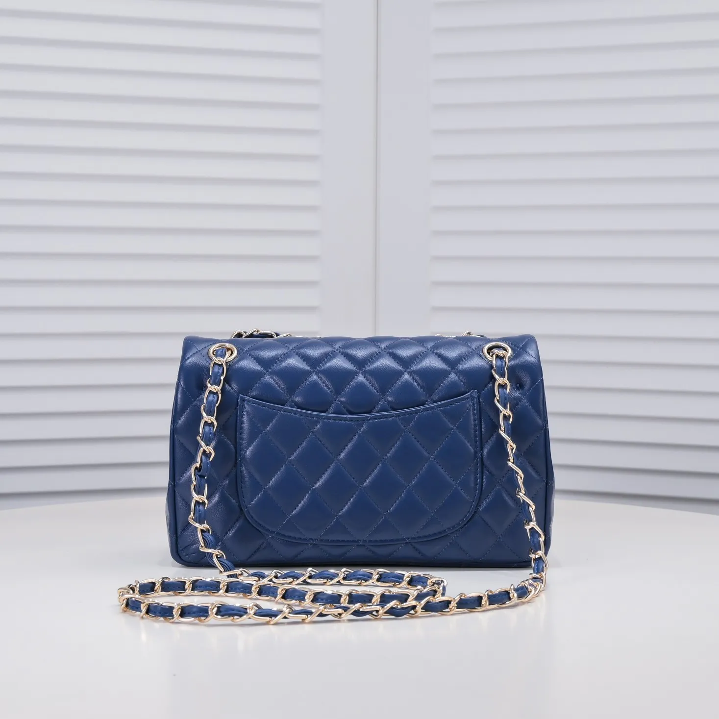 💰400￥Dark blue Chanel🔥Exclusive quality real shot shipment✈️Official website updated simultaneously👑Chanel sheep pattern classic style with original hardware, summer style is coming💋CHANEL ‼ ️Crossbody bag, sheepskin with red lining🌸‼ ️ 🙈Fashion new favorite🙈 Size: 25.5*16*6.5. Style number: 1112 sheepskin