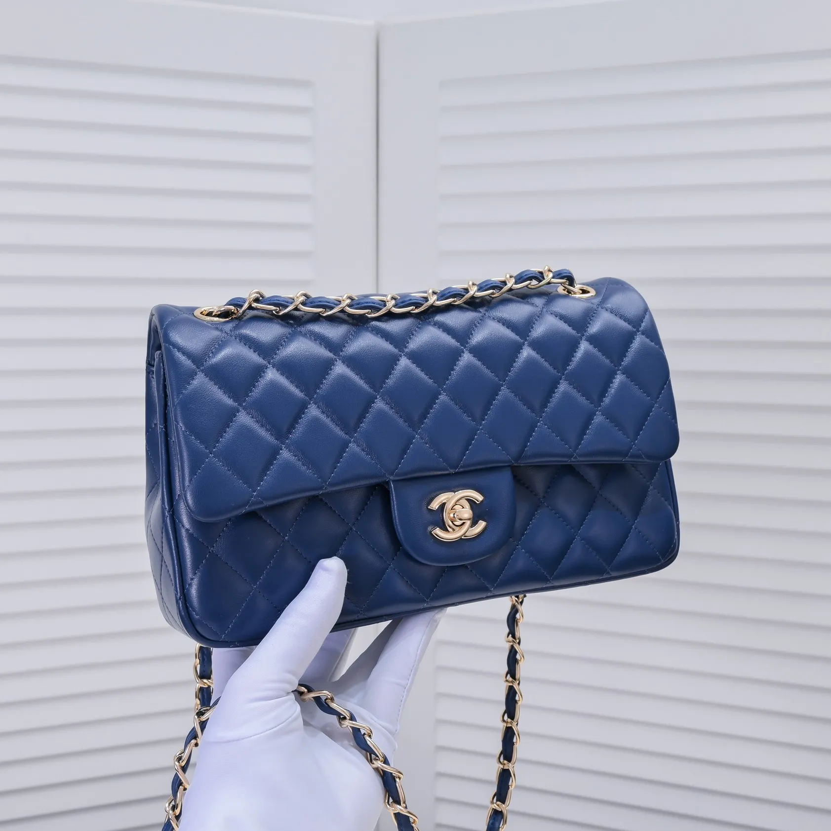 💰400￥Dark blue Chanel🔥Exclusive quality real shot shipment✈️Official website updated simultaneously👑Chanel sheep pattern classic style with original hardware, summer style is coming💋CHANEL ‼ ️Crossbody bag, sheepskin with red lining🌸‼ ️ 🙈Fashion new favorite🙈 Size: 25.5*16*6.5. Style number: 1112 sheepskin