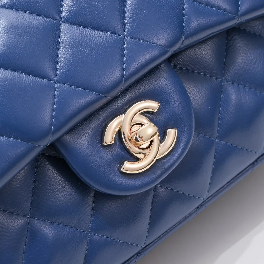 💰400￥Dark blue Chanel🔥Exclusive quality real shot shipment✈️Official website updated simultaneously👑Chanel sheep pattern classic style with original hardware, summer style is coming💋CHANEL ‼ ️Crossbody bag, sheepskin with red lining🌸‼ ️ 🙈Fashion new favorite🙈 Size: 25.5*16*6.5. Style number: 1112 sheepskin