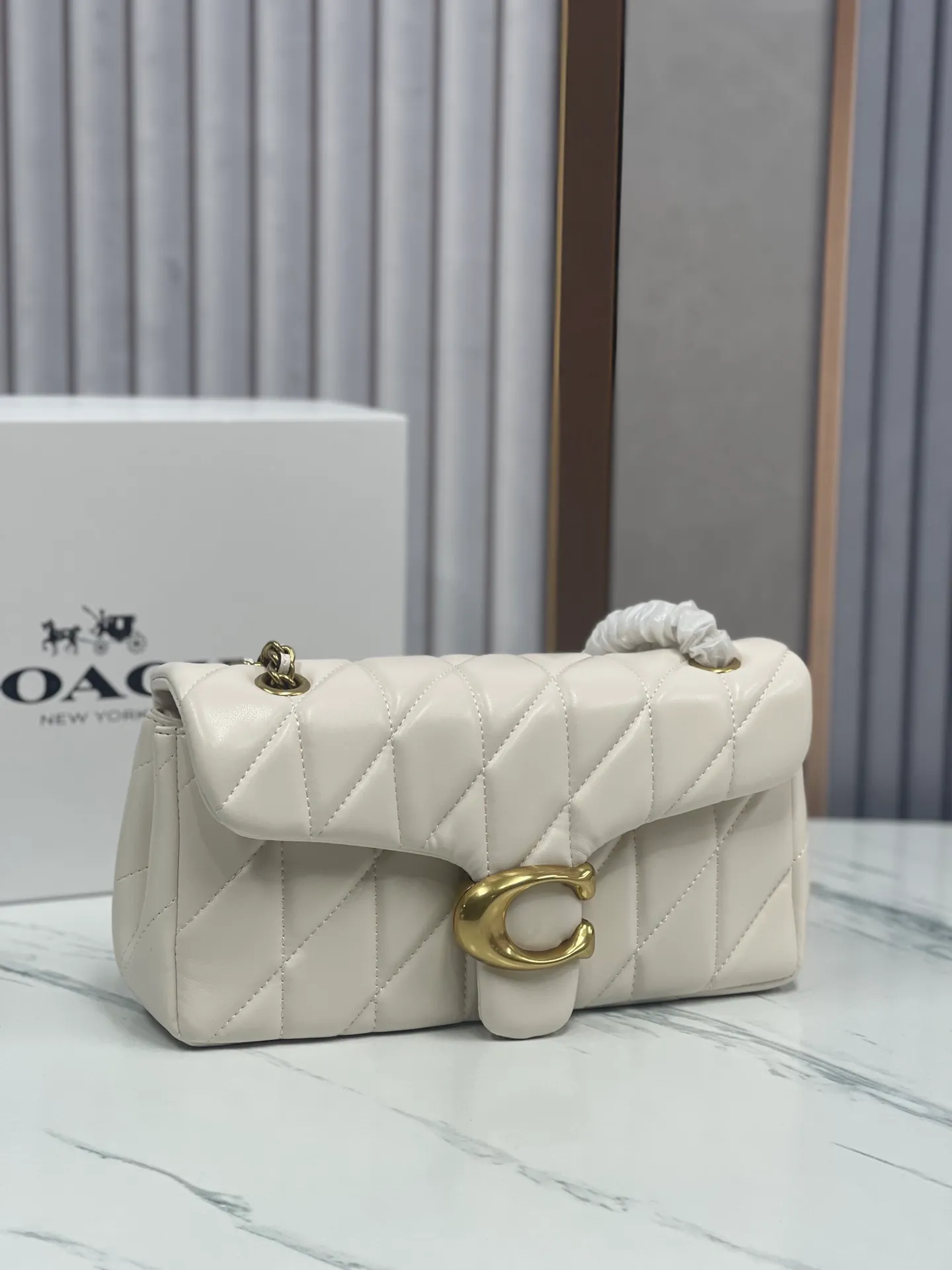 P480¥Coach/Coach new counter synchronized new products model CP400 Quilting Tabby chain tabby with quilting technology, cool dark buckle, low-key and high-end white/gold buckle. Choose a size and color you like. Size 26/15.