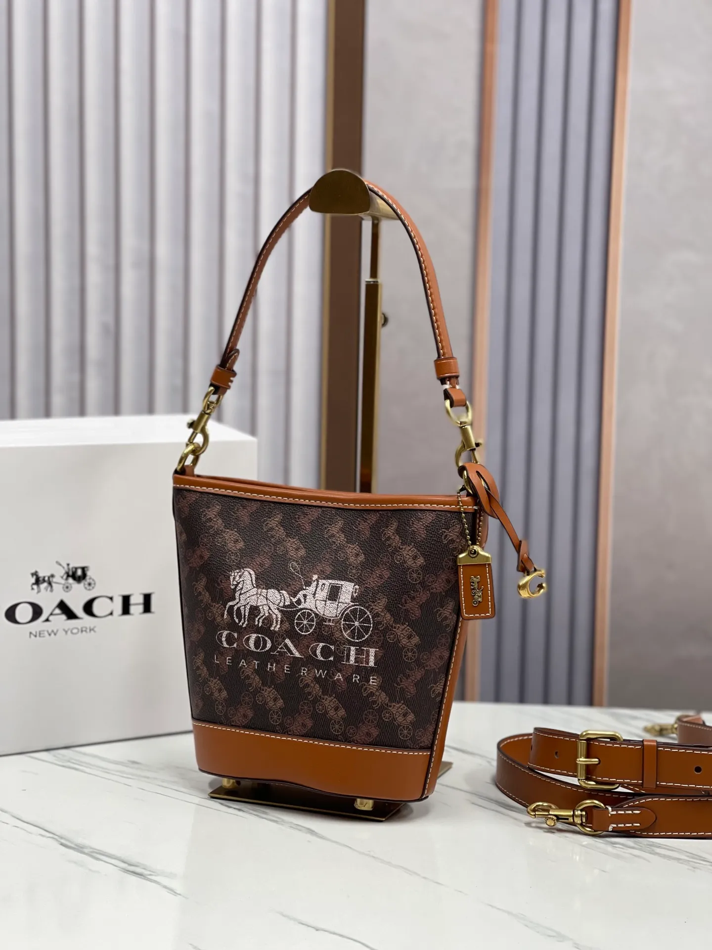 Top original order, batch 440💰Coach's new bucket bag CJ828 can be worn under the arm or across the body. It has a compact and exquisite appearance and ample internal space. It is a must-have bucket bag for everyone. It is also a must-have item for commuting. Size 15.5/19/8
