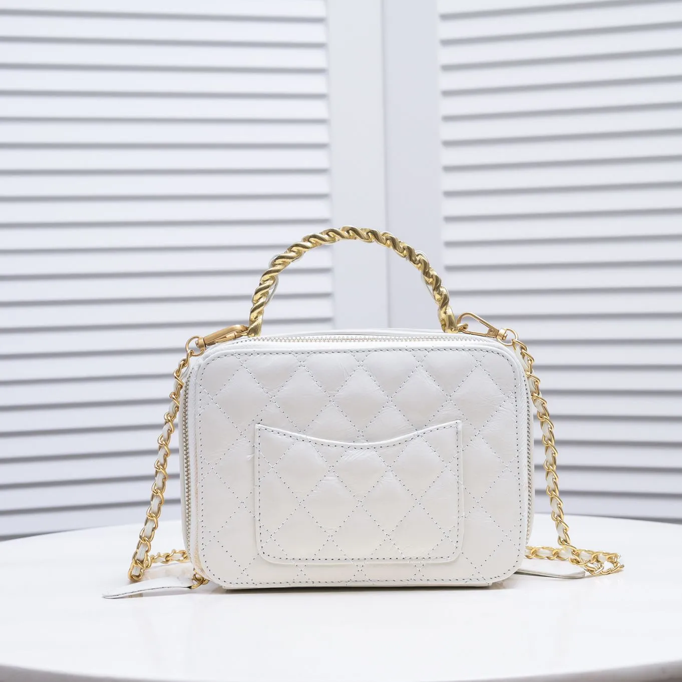 💰420￥Large size👑Chanel 2021 latest large and small camera bags are shipped! The double-zipper handheld camera bag is on sale now; it is made of imported top-layer oil-waxed calfskin. It has a strong sense of light. The leather chain-shaped handle has a retro style, and the compartment design is destined to have extraordinary capacity; it is super easy to store. It combines sophistication and fashion, and it is also great to use as a cosmetic case! Size: Large 13.5*18.5x7.5cm Style number: 9055