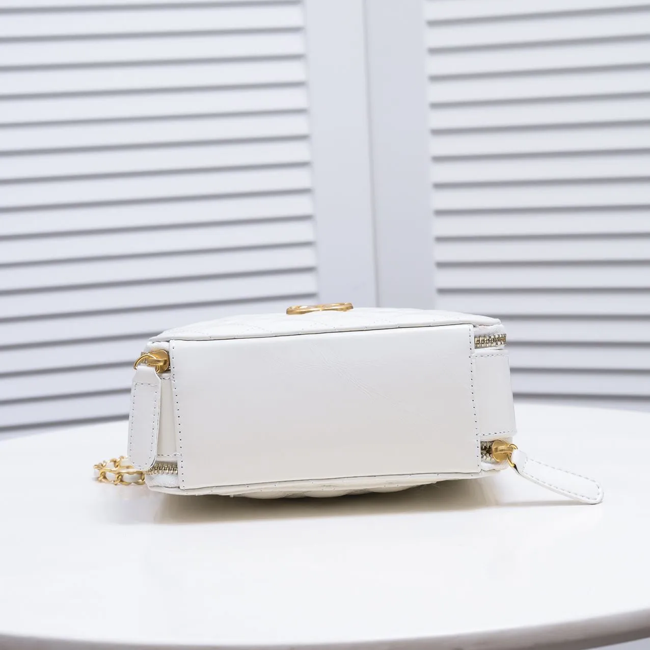 💰420￥Large size👑Chanel 2021 latest large and small camera bags are shipped! The double-zipper handheld camera bag is on sale now; it is made of imported top-layer oil-waxed calfskin. It has a strong sense of light. The leather chain-shaped handle has a retro style, and the compartment design is destined to have extraordinary capacity; it is super easy to store. It combines sophistication and fashion, and it is also great to use as a cosmetic case! Size: Large 13.5*18.5x7.5cm Style number: 9055