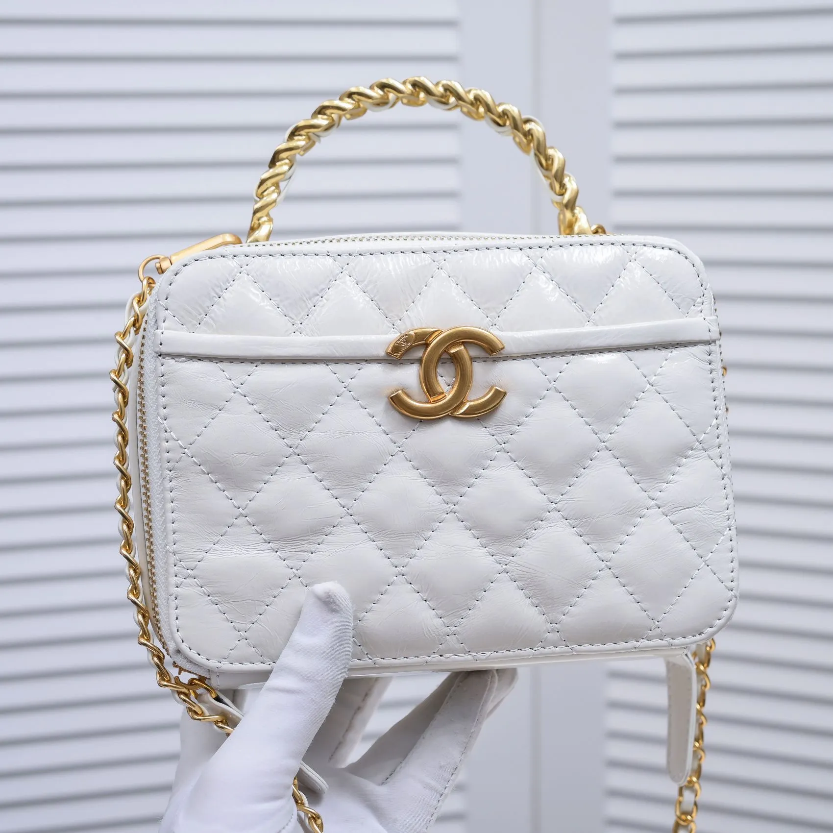 💰420￥Large size👑Chanel 2021 latest large and small camera bags are shipped! The double-zipper handheld camera bag is on sale now; it is made of imported top-layer oil-waxed calfskin. It has a strong sense of light. The leather chain-shaped handle has a retro style, and the compartment design is destined to have extraordinary capacity; it is super easy to store. It combines sophistication and fashion, and it is also great to use as a cosmetic case! Size: Large 13.5*18.5x7.5cm Style number: 9055