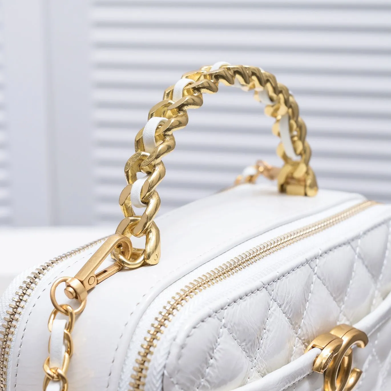 💰420￥Large size👑Chanel 2021 latest large and small camera bags are shipped! The double-zipper handheld camera bag is on sale now; it is made of imported top-layer oil-waxed calfskin. It has a strong sense of light. The leather chain-shaped handle has a retro style, and the compartment design is destined to have extraordinary capacity; it is super easy to store. It combines sophistication and fashion, and it is also great to use as a cosmetic case! Size: Large 13.5*18.5x7.5cm Style number: 9055