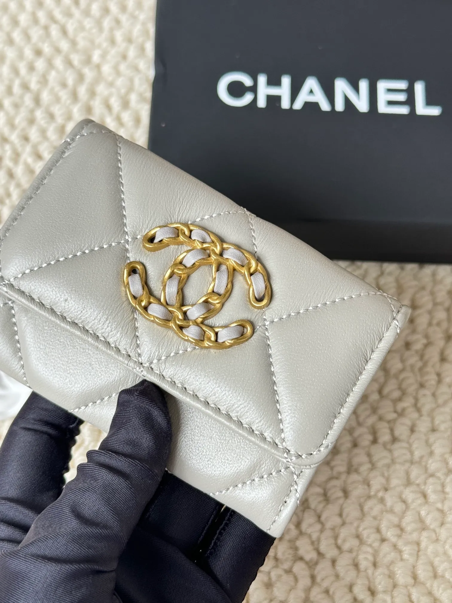💰130 model number AP3610 CHANEL new flap coin purse. This year’s latest logo is paired with rhombus, lambskin and retro hardware... This card holder has a large capacity. It can hold about 1,000 yuan at a 20% discount of 100 yuan, and it can also hold 2.3 cards, which is very practical! Size 11*8.5*3cm