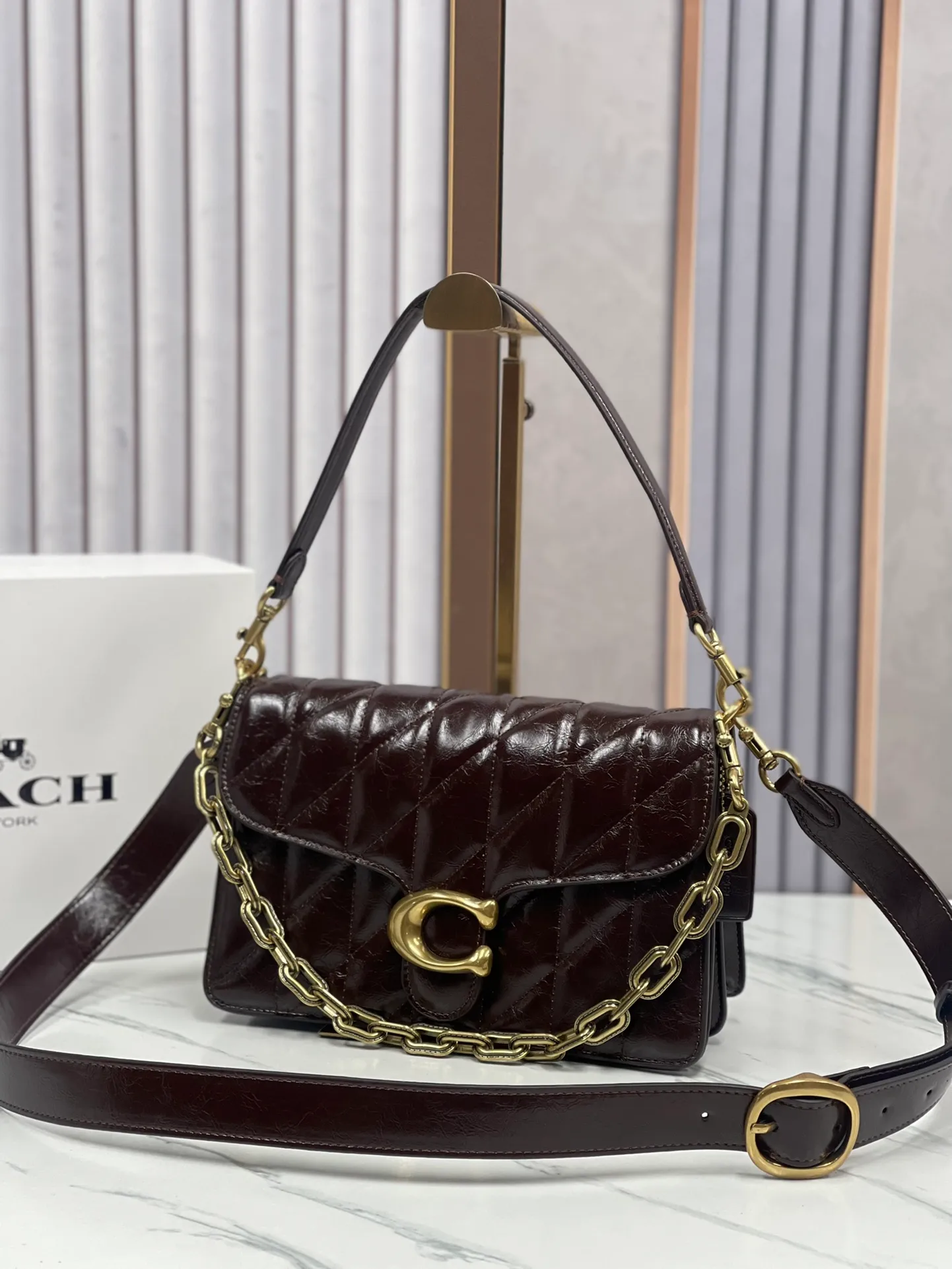 P520💰Coach’s new chaintabby model CAF55 oil-waxed cowhide. The inner compartment is added and the cover is soft and casual. Multi-layered super packaging. Super practical. Three shoulder straps and chains can create a variety of styles. Size 26: 16.5*8.5
