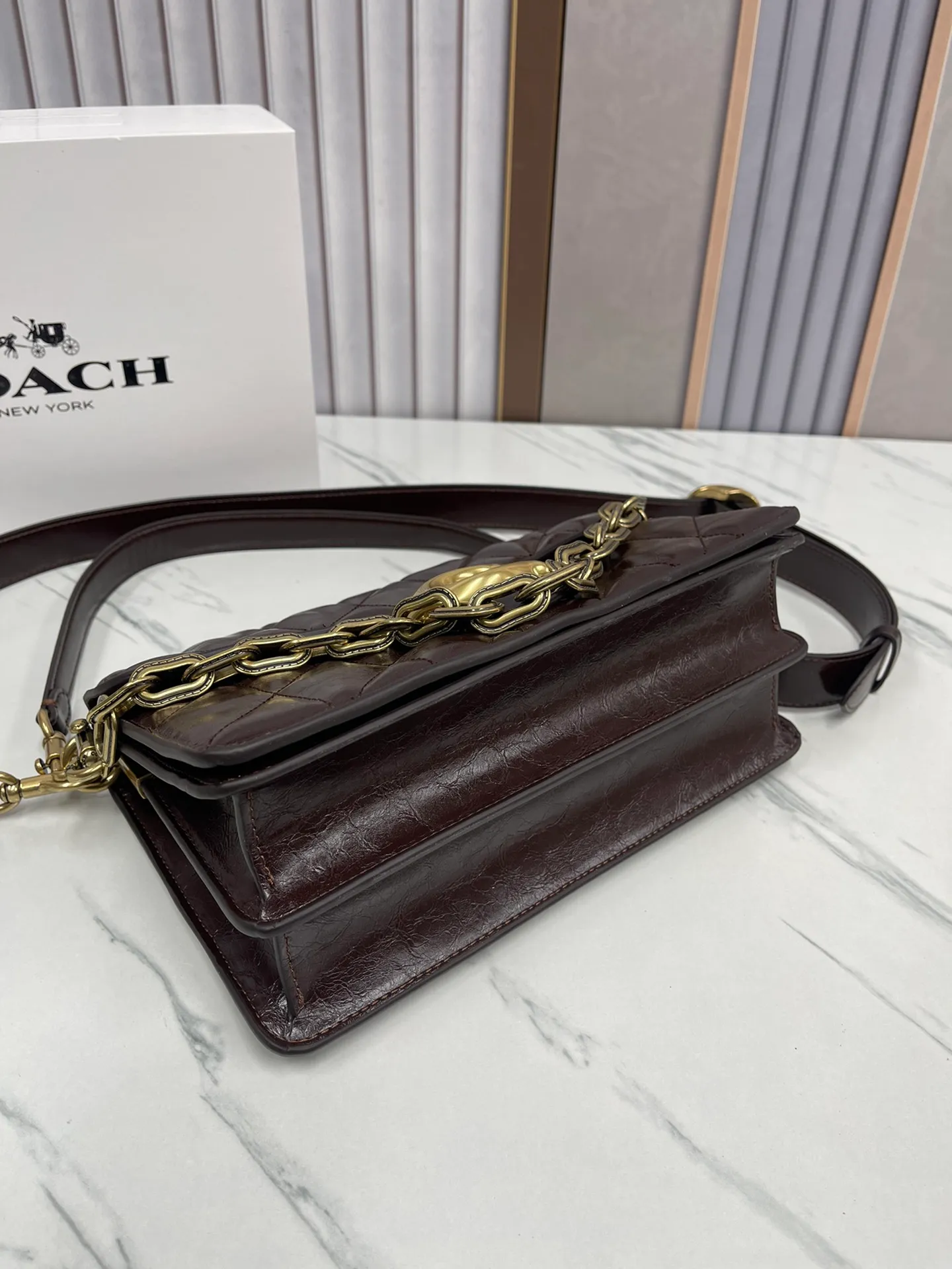 P520💰Coach’s new chaintabby model CAF55 oil-waxed cowhide. The inner compartment is added and the cover is soft and casual. Multi-layered super packaging. Super practical. Three shoulder straps and chains can create a variety of styles. Size 26: 16.5*8.5