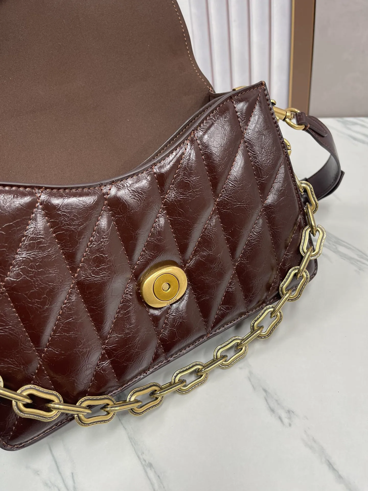 P520💰Coach’s new chaintabby model CAF55 oil-waxed cowhide. The inner compartment is added and the cover is soft and casual. Multi-layered super packaging. Super practical. Three shoulder straps and chains can create a variety of styles. Size 26: 16.5*8.5