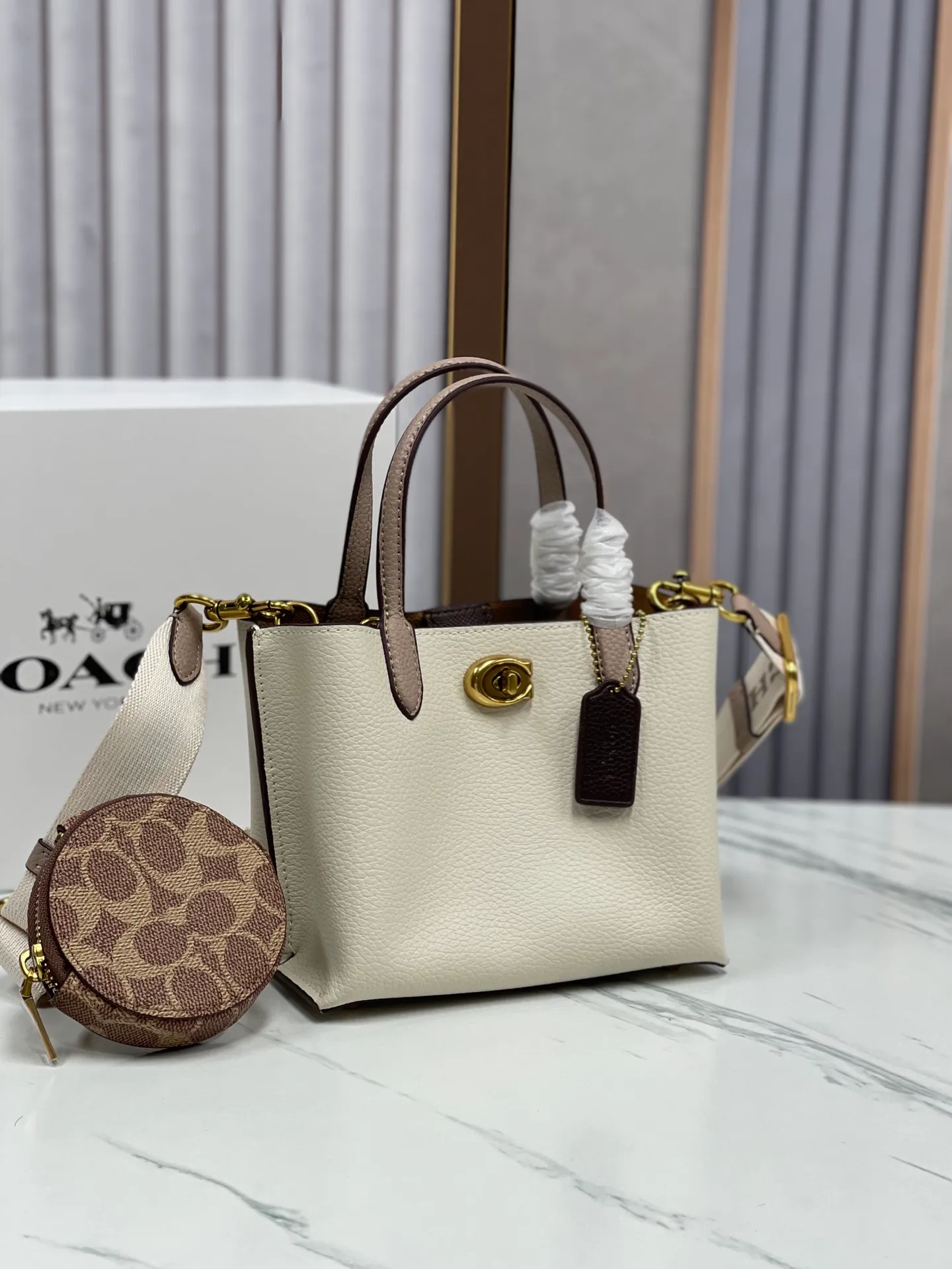 P440💰😍Coach’s new tote model of the Willow series, model CW459 CW550 18, is completely different from the previous ones! This one matches the latest casual style with wide width and logo, and this is the only one with a coin bag, which is super special. Size: 18*10*14