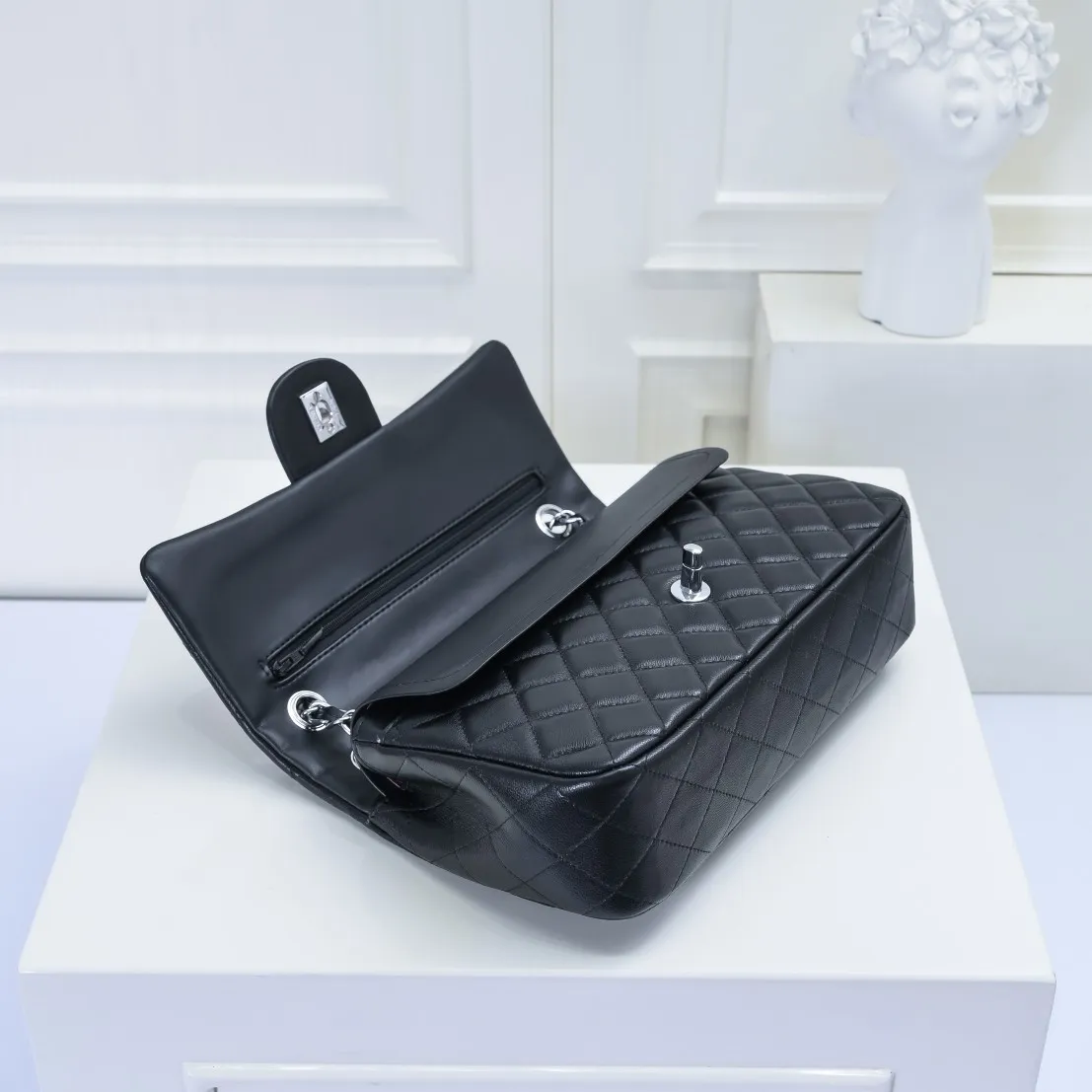 💰420￥Chanel🔥Exclusive quality real shot shipment✈️Official website updated simultaneously👑Chanel sheep pattern classic style with original hardware, summer style is coming💋CHANEL ‼ ️Crossbody bag, sheepskin with red lining🌸‼ ️ 🙈Fashion new favorite🙈 Size: 25.5*16*6.5. Style number: 1112 sheepskin