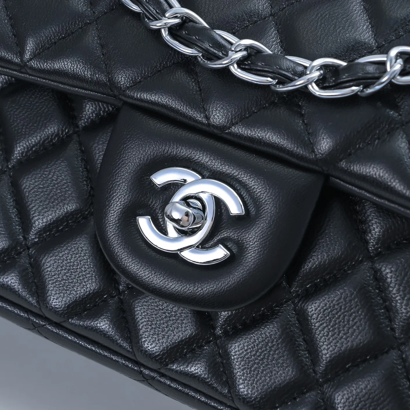 💰420￥Chanel🔥Exclusive quality real shot shipment✈️Official website updated simultaneously👑Chanel sheep pattern classic style with original hardware, summer style is coming💋CHANEL ‼ ️Crossbody bag, sheepskin with red lining🌸‼ ️ 🙈Fashion new favorite🙈 Size: 25.5*16*6.5. Style number: 1112 sheepskin