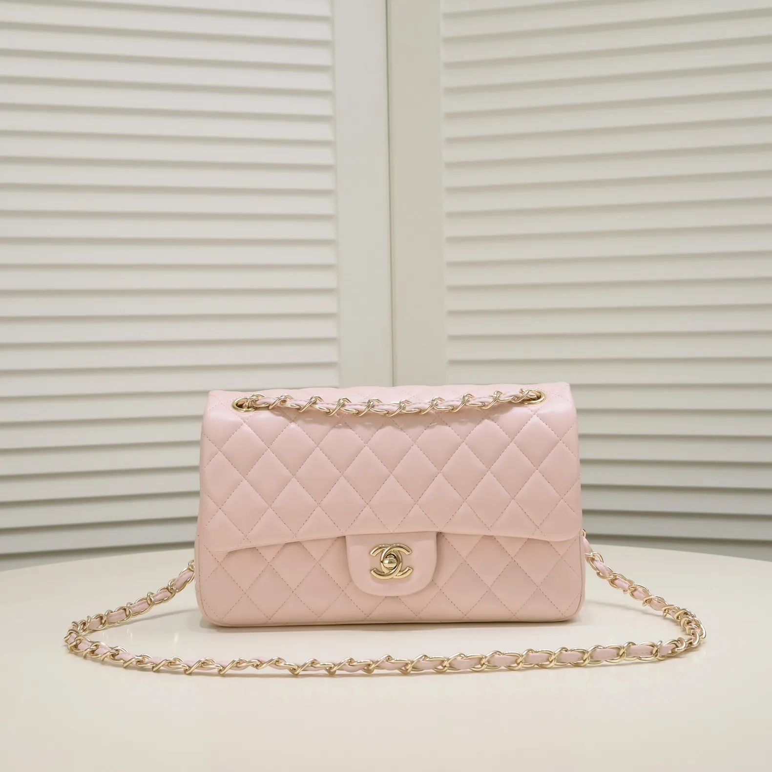💰400￥Pink Chanel🔥Exclusive quality real shot shipment✈️Official website updated simultaneously👑Chanel sheep pattern classic style with original hardware, summer style is coming💋CHANEL ‼ ️Crossbody bag, sheepskin with red lining🌸‼ ️ 🙈Fashion new favorite🙈 Size: 25.5*16*6.5. Style number: 1112 sheepskin