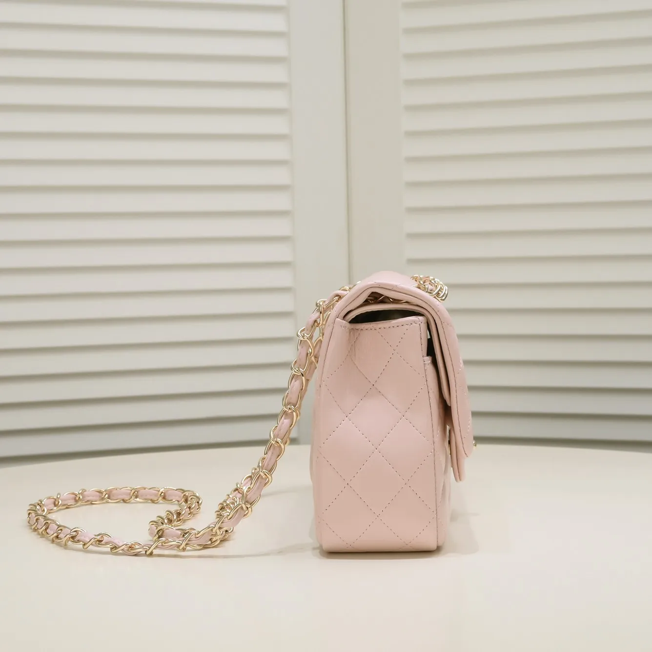 💰400￥Pink Chanel🔥Exclusive quality real shot shipment✈️Official website updated simultaneously👑Chanel sheep pattern classic style with original hardware, summer style is coming💋CHANEL ‼ ️Crossbody bag, sheepskin with red lining🌸‼ ️ 🙈Fashion new favorite🙈 Size: 25.5*16*6.5. Style number: 1112 sheepskin