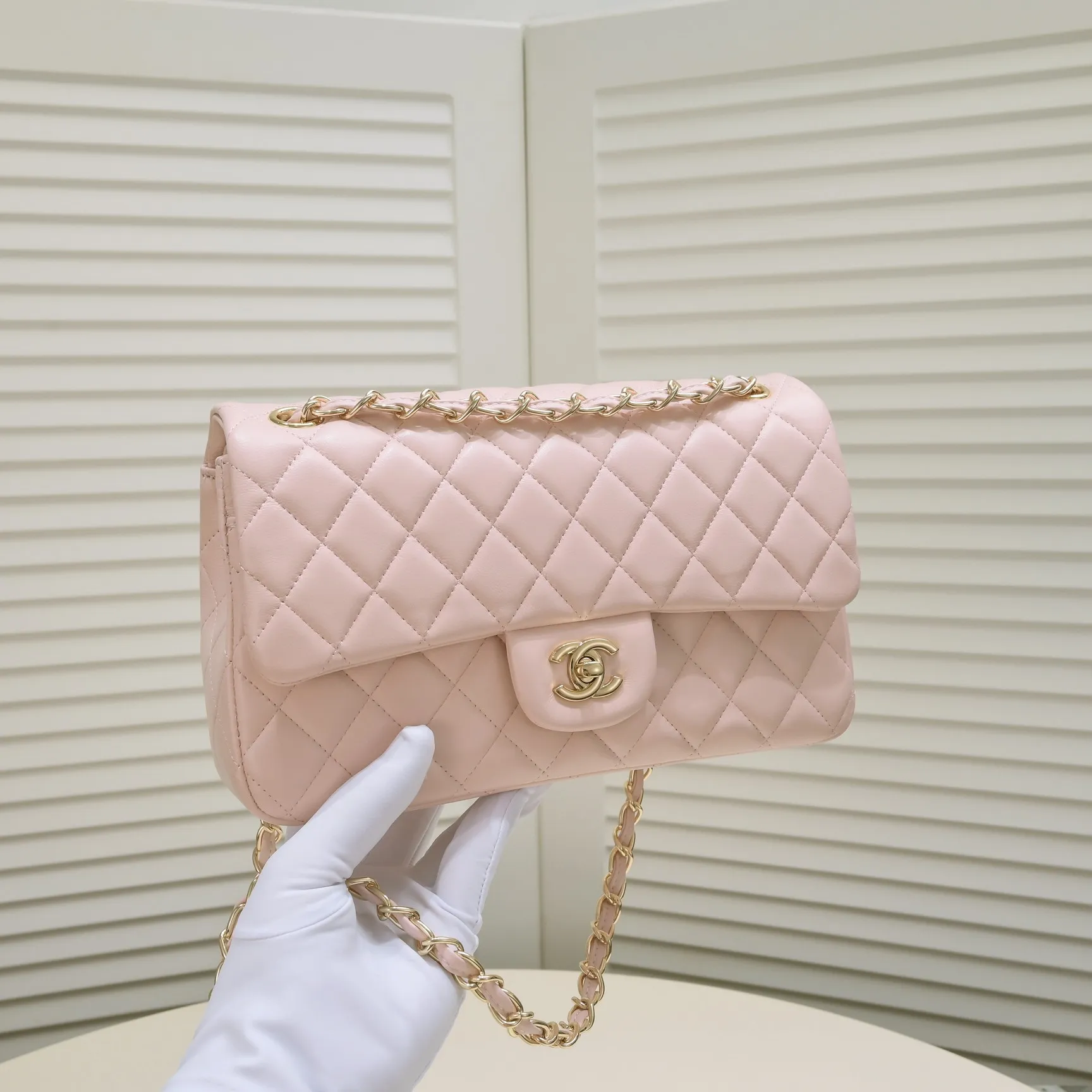 💰400￥Pink Chanel🔥Exclusive quality real shot shipment✈️Official website updated simultaneously👑Chanel sheep pattern classic style with original hardware, summer style is coming💋CHANEL ‼ ️Crossbody bag, sheepskin with red lining🌸‼ ️ 🙈Fashion new favorite🙈 Size: 25.5*16*6.5. Style number: 1112 sheepskin