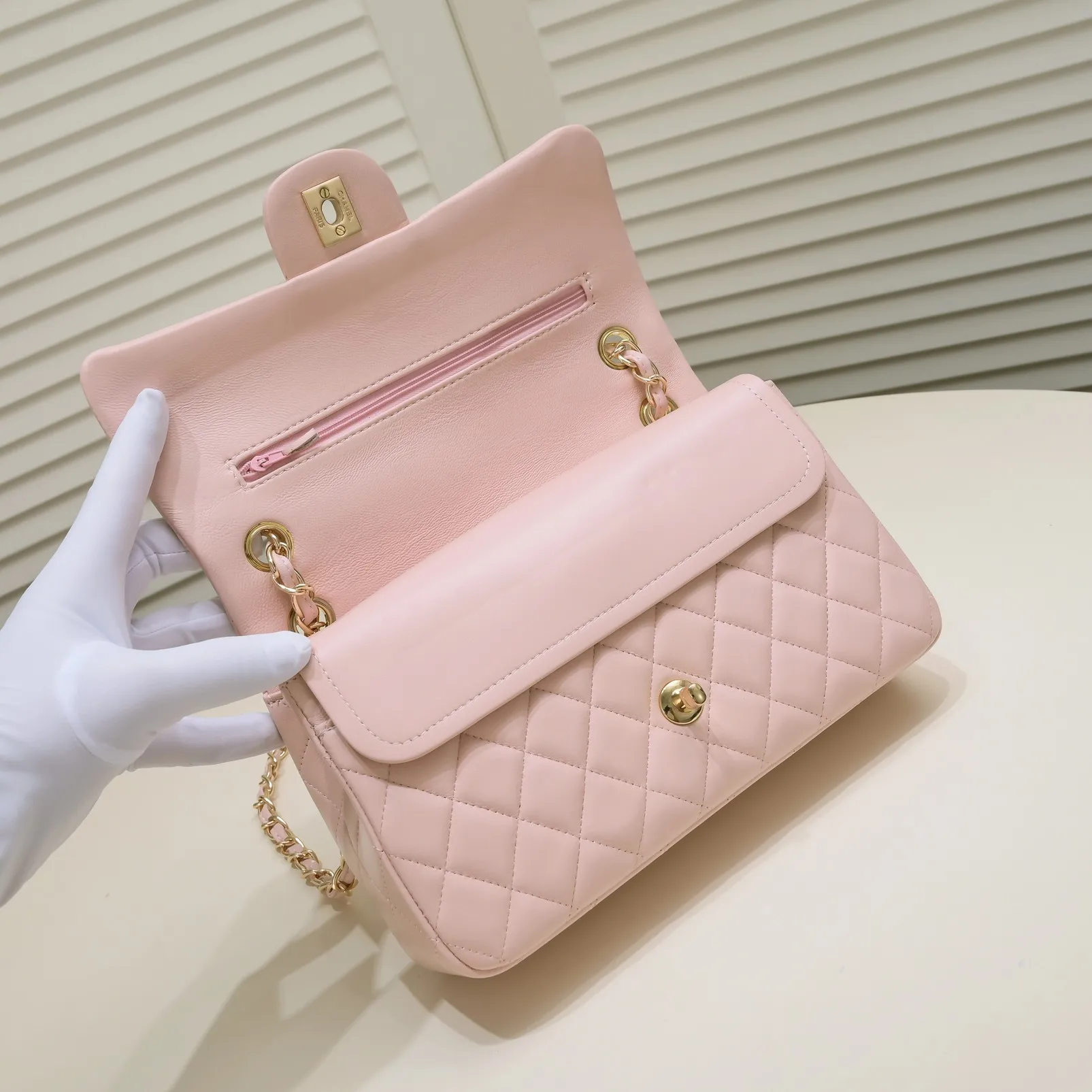 💰400￥Pink Chanel🔥Exclusive quality real shot shipment✈️Official website updated simultaneously👑Chanel sheep pattern classic style with original hardware, summer style is coming💋CHANEL ‼ ️Crossbody bag, sheepskin with red lining🌸‼ ️ 🙈Fashion new favorite🙈 Size: 25.5*16*6.5. Style number: 1112 sheepskin