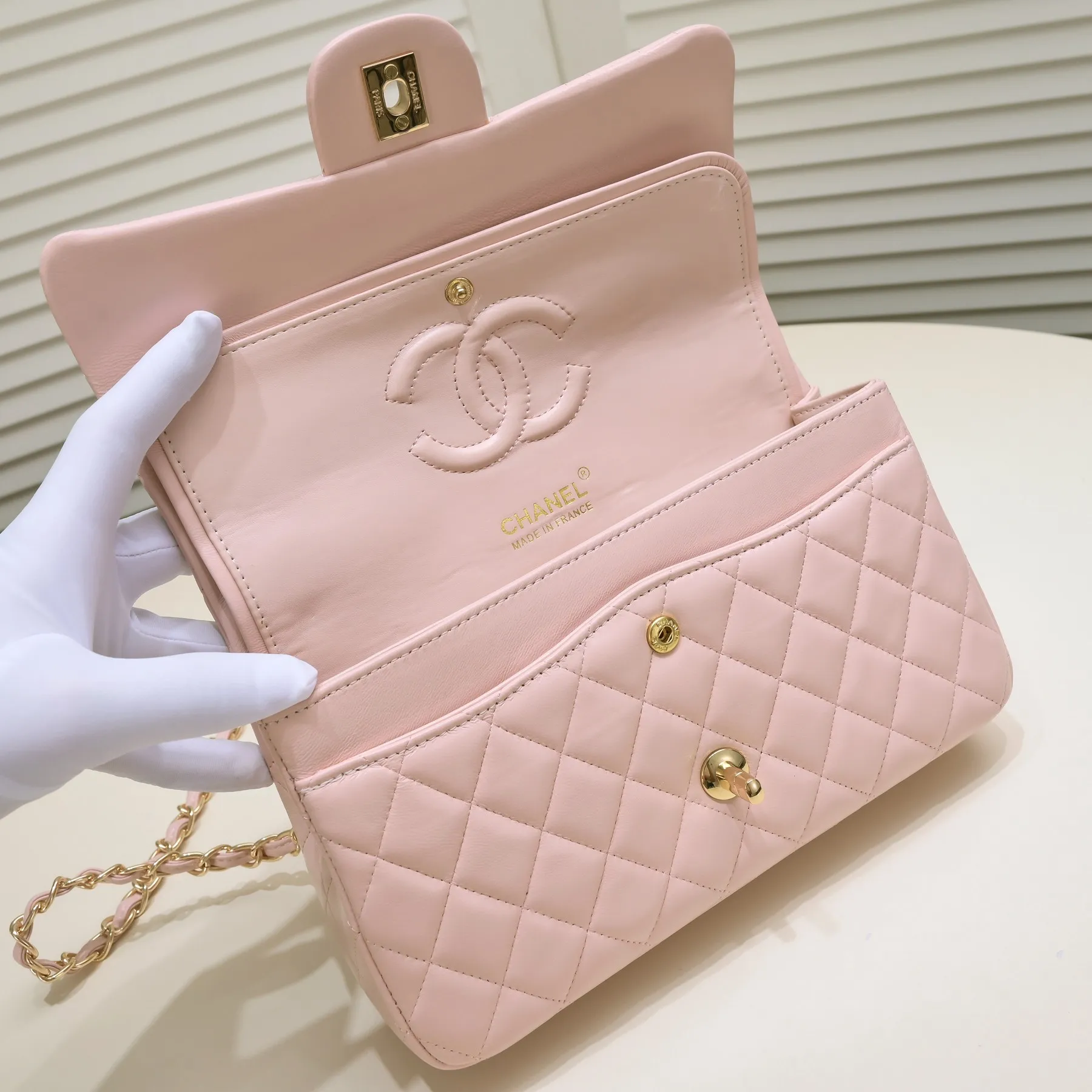 💰400￥Pink Chanel🔥Exclusive quality real shot shipment✈️Official website updated simultaneously👑Chanel sheep pattern classic style with original hardware, summer style is coming💋CHANEL ‼ ️Crossbody bag, sheepskin with red lining🌸‼ ️ 🙈Fashion new favorite🙈 Size: 25.5*16*6.5. Style number: 1112 sheepskin