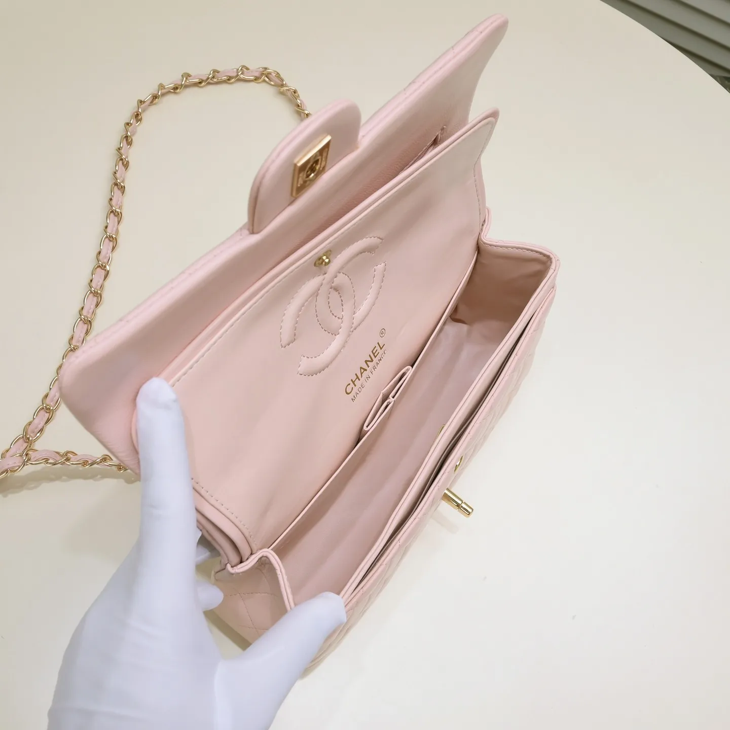 💰400￥Pink Chanel🔥Exclusive quality real shot shipment✈️Official website updated simultaneously👑Chanel sheep pattern classic style with original hardware, summer style is coming💋CHANEL ‼ ️Crossbody bag, sheepskin with red lining🌸‼ ️ 🙈Fashion new favorite🙈 Size: 25.5*16*6.5. Style number: 1112 sheepskin