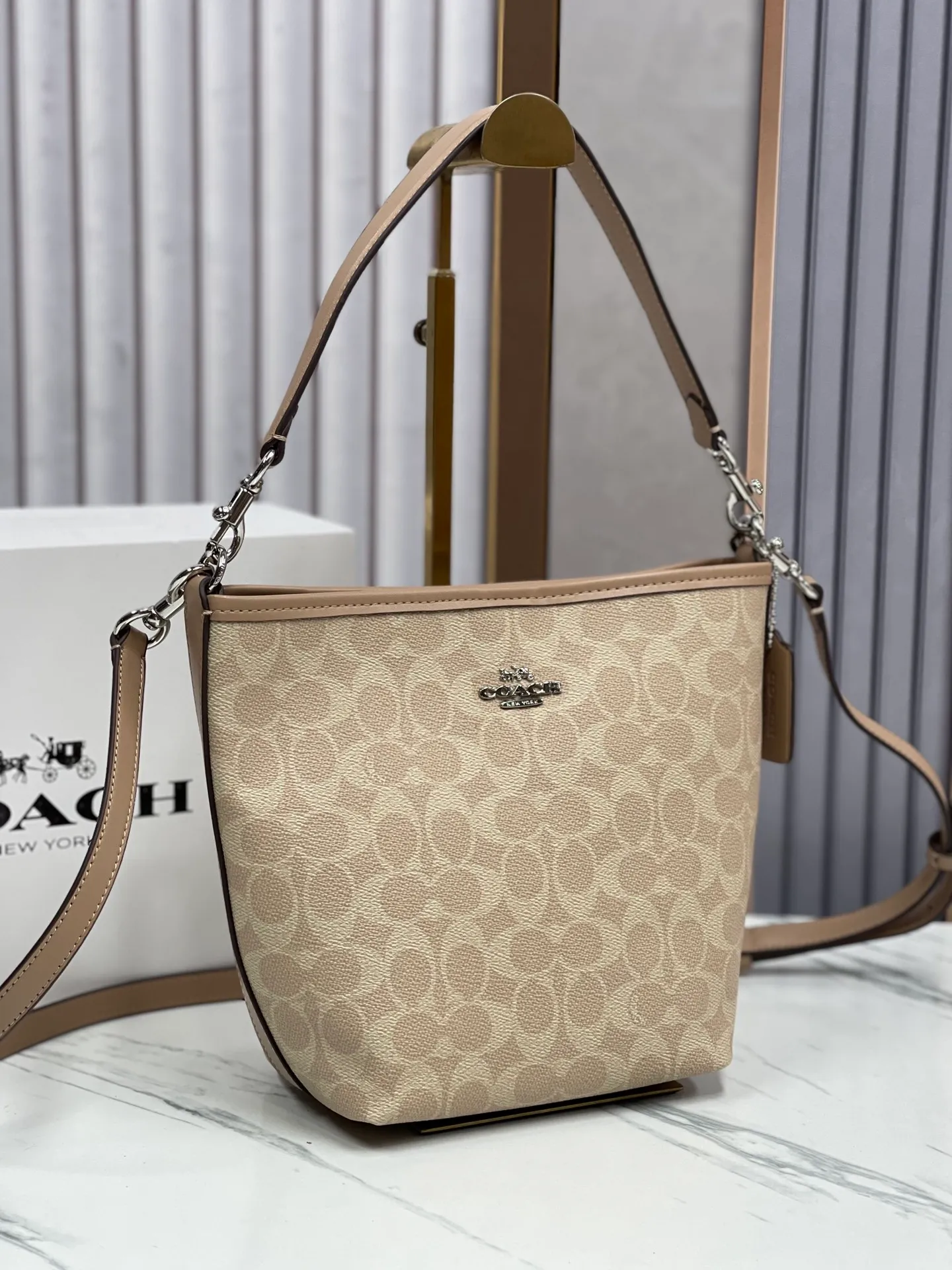 P380¥Coach's new model CT800 City Bucket bucket bag comes in 4 colors. It is the most casual bucket bag. It has several elements and styles, and the elements of the hobo bag are the most similar. It is simple and versatile for traveling on the upper body. It has a large capacity. It is simple and can be worn under the arm or cross-body. The two shoulder straps can be matched at will. The size is about 17/11/21