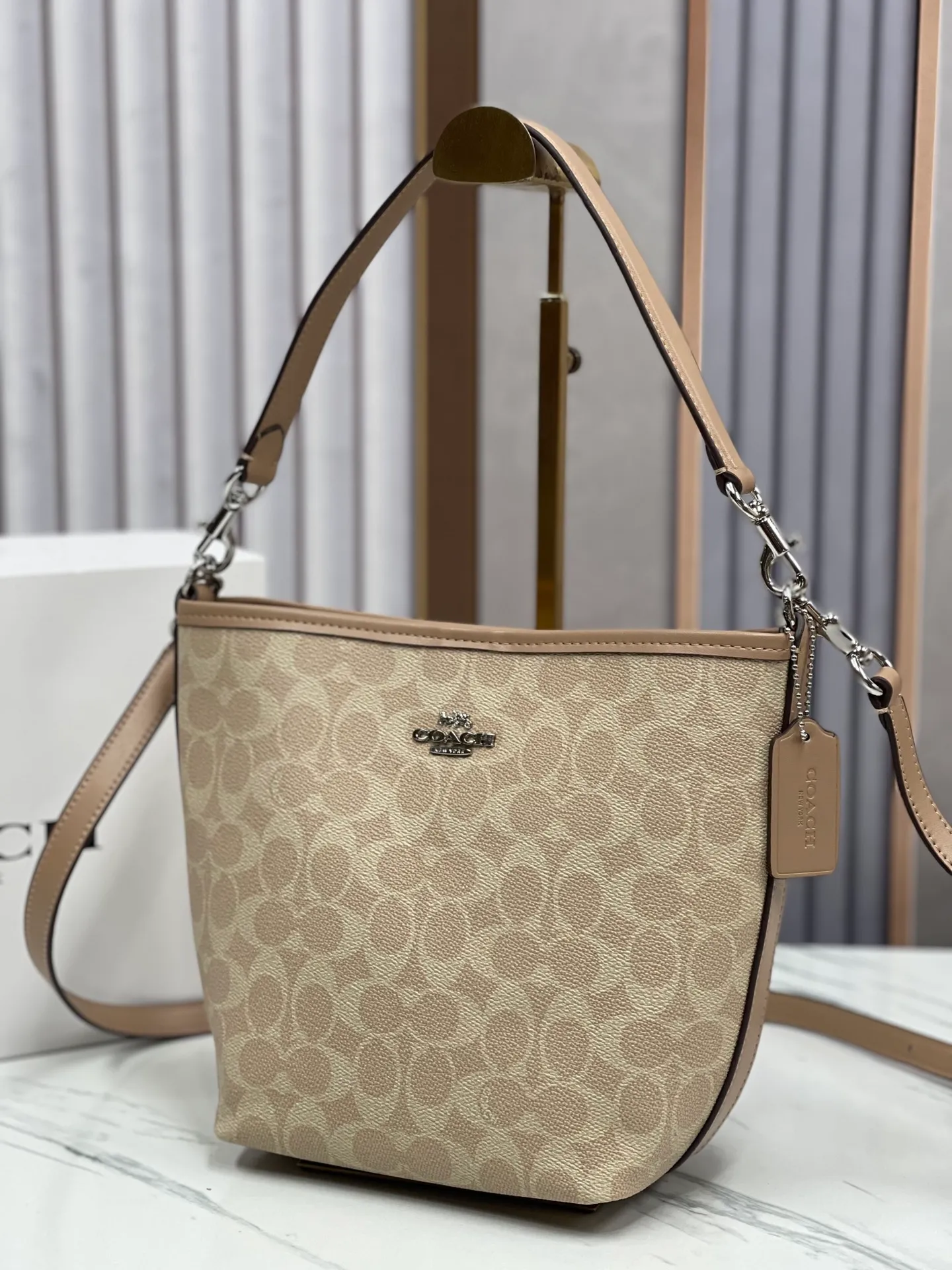 P380¥Coach's new model CT800 City Bucket bucket bag comes in 4 colors. It is the most casual bucket bag. It has several elements and styles, and the elements of the hobo bag are the most similar. It is simple and versatile for traveling on the upper body. It has a large capacity. It is simple and can be worn under the arm or cross-body. The two shoulder straps can be matched at will. The size is about 17/11/21