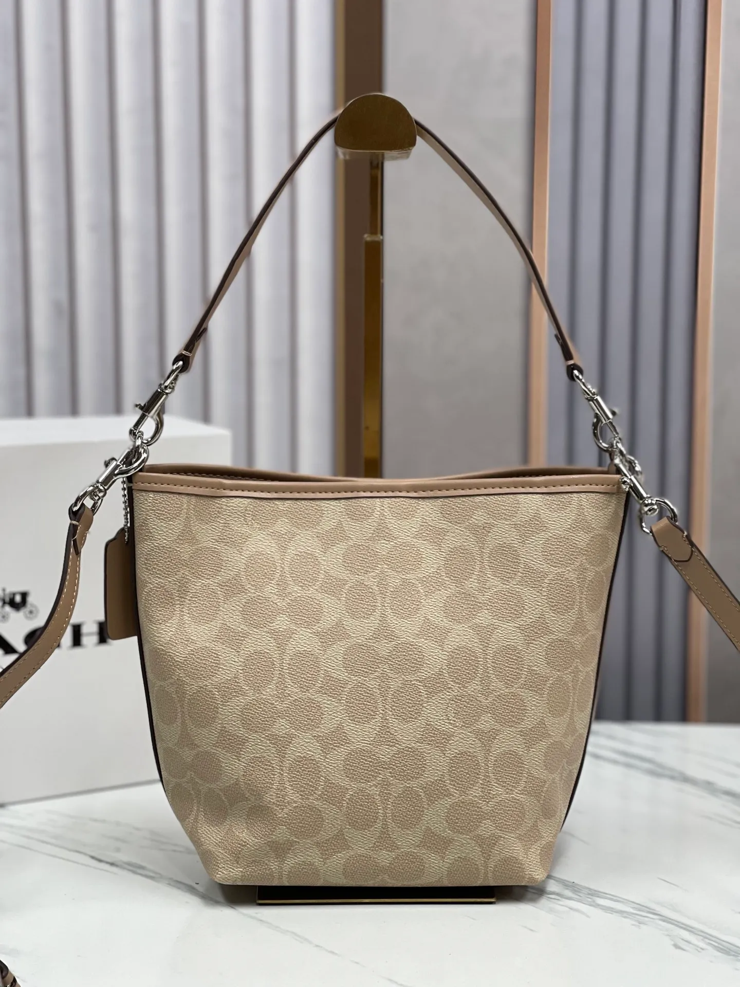 P380¥Coach's new model CT800 City Bucket bucket bag comes in 4 colors. It is the most casual bucket bag. It has several elements and styles, and the elements of the hobo bag are the most similar. It is simple and versatile for traveling on the upper body. It has a large capacity. It is simple and can be worn under the arm or cross-body. The two shoulder straps can be matched at will. The size is about 17/11/21