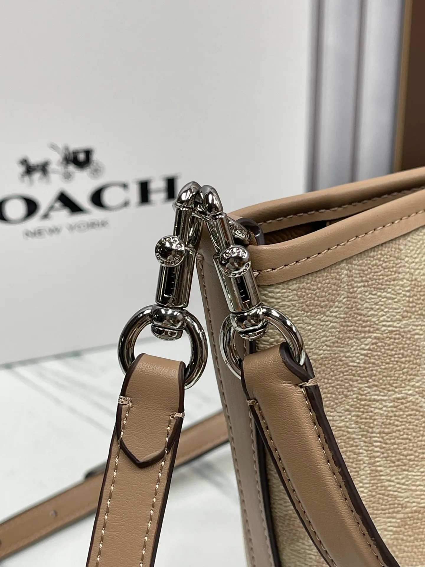 P380¥Coach's new model CT800 City Bucket bucket bag comes in 4 colors. It is the most casual bucket bag. It has several elements and styles, and the elements of the hobo bag are the most similar. It is simple and versatile for traveling on the upper body. It has a large capacity. It is simple and can be worn under the arm or cross-body. The two shoulder straps can be matched at will. The size is about 17/11/21