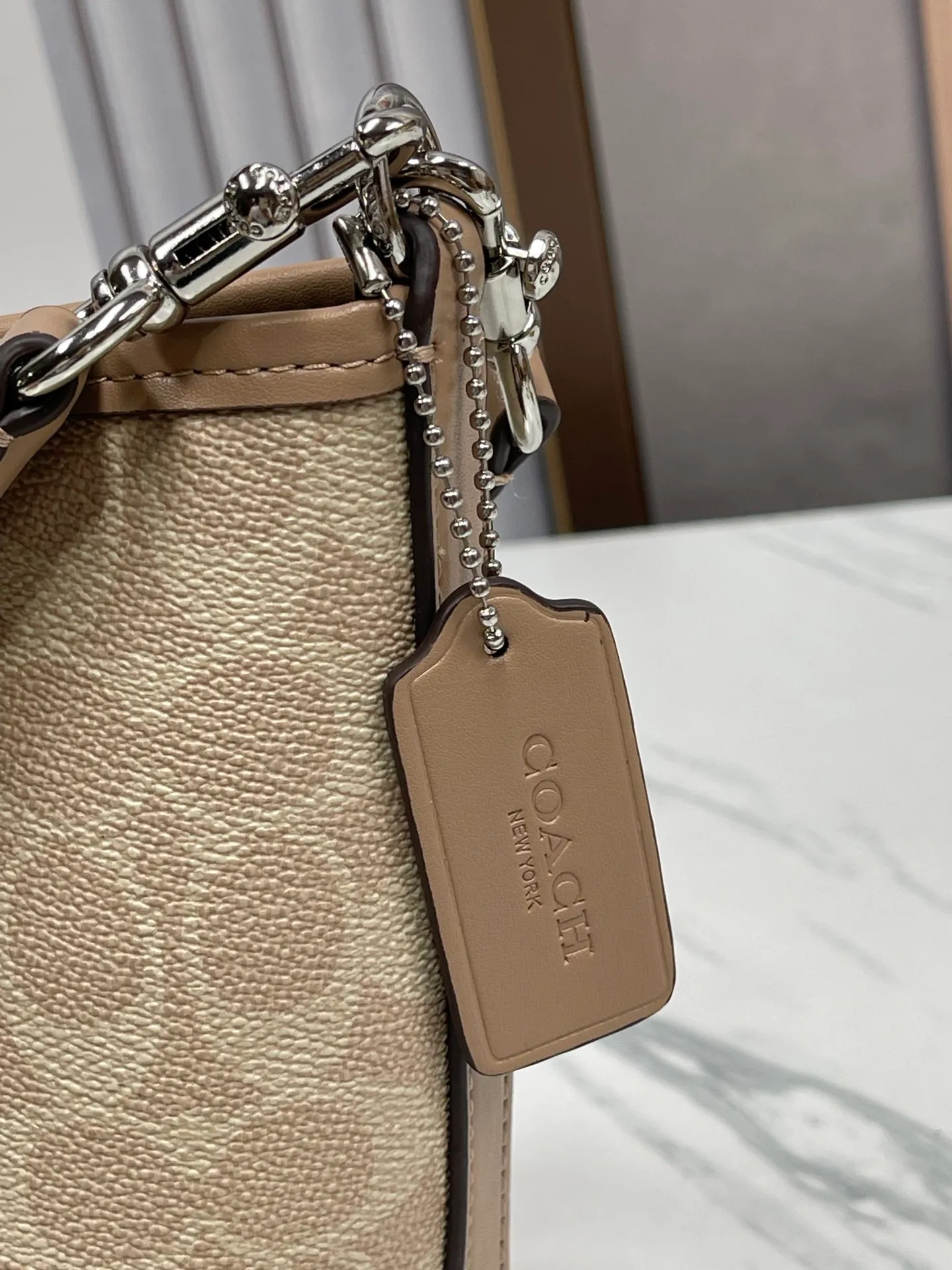 P380¥Coach's new model CT800 City Bucket bucket bag comes in 4 colors. It is the most casual bucket bag. It has several elements and styles, and the elements of the hobo bag are the most similar. It is simple and versatile for traveling on the upper body. It has a large capacity. It is simple and can be worn under the arm or cross-body. The two shoulder straps can be matched at will. The size is about 17/11/21