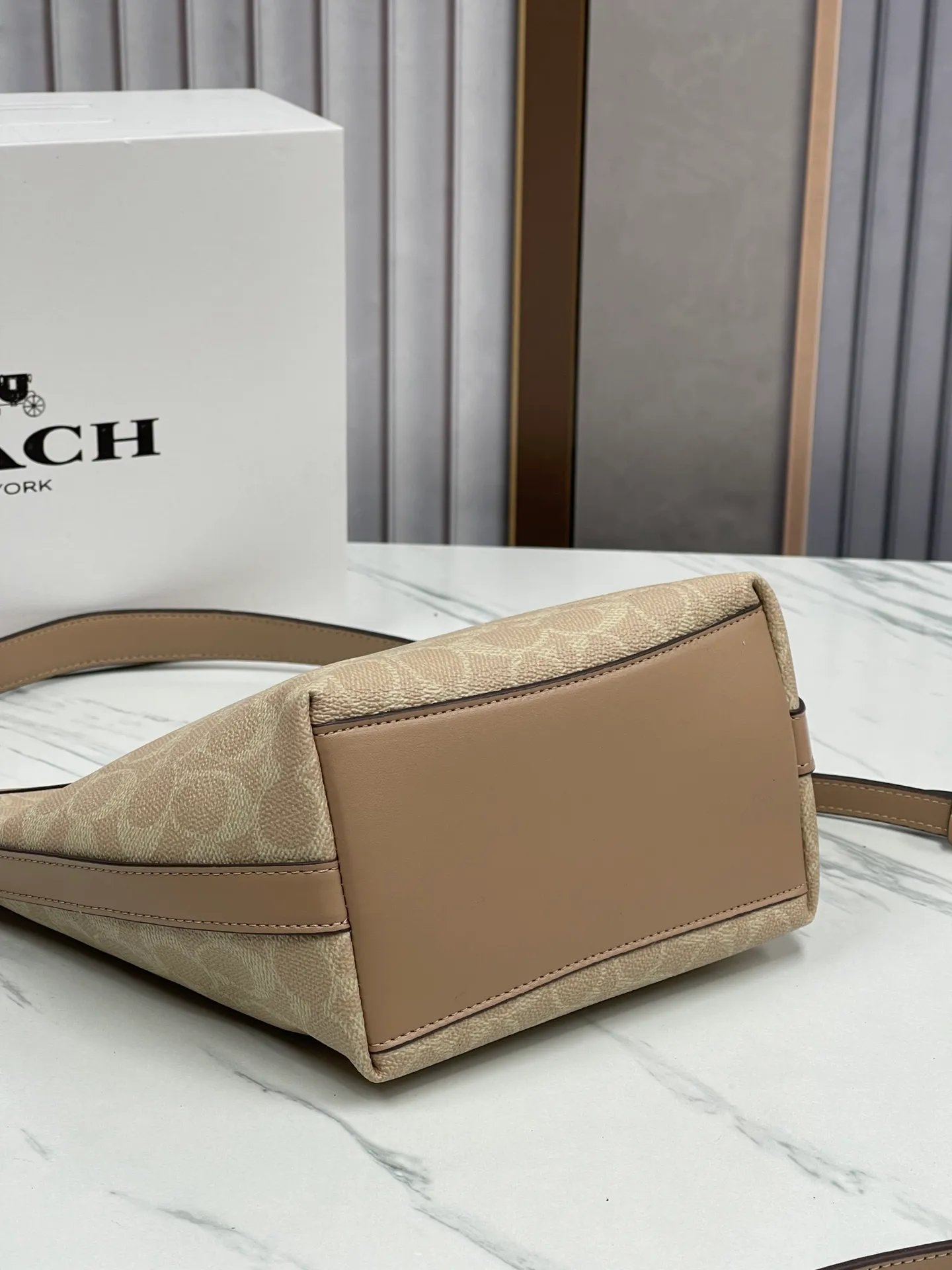 P380¥Coach's new model CT800 City Bucket bucket bag comes in 4 colors. It is the most casual bucket bag. It has several elements and styles, and the elements of the hobo bag are the most similar. It is simple and versatile for traveling on the upper body. It has a large capacity. It is simple and can be worn under the arm or cross-body. The two shoulder straps can be matched at will. The size is about 17/11/21