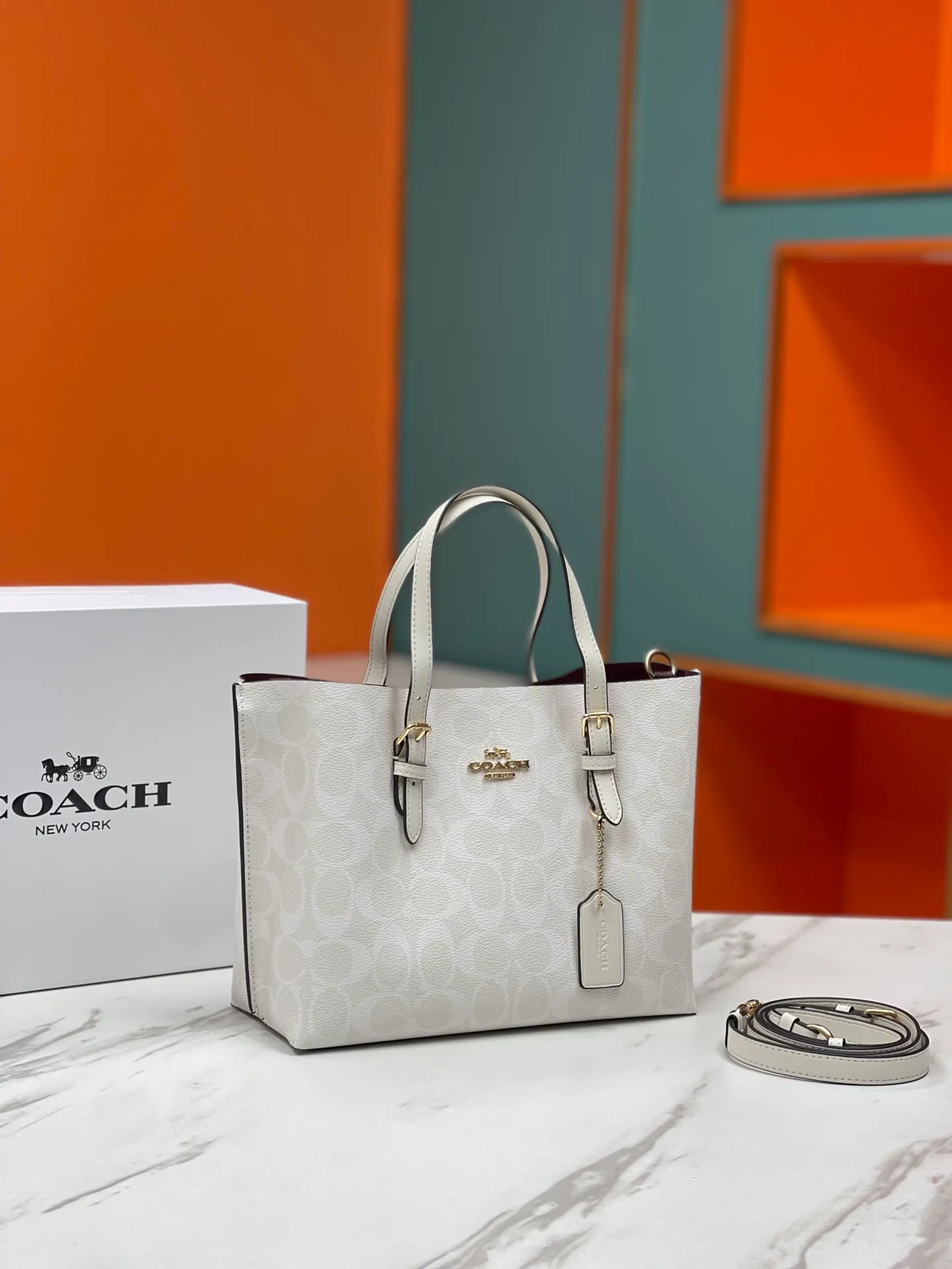 Batch 400💰coach/Coach new model number: C4084 new [Mollie Tote 25] small size tote. But there is no shortage of compartments. The material is classic and durable. There are many ways to match it. It can be carried by hand, on the shoulder, or cross-body. Another popular style. Little sisters, get it now! New colors are being unlocked ~ Size: 25*19*11,