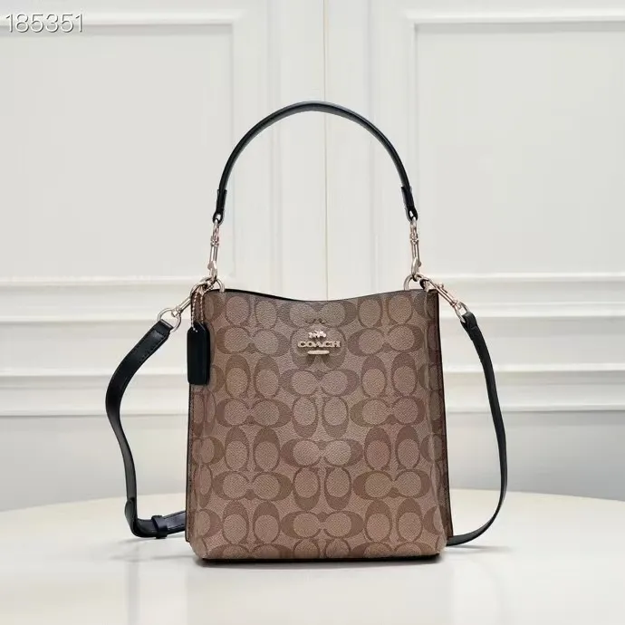 CA582, Coach's latest Mollie series bucket bag, small size, made of old PVC material and cowhide material. It is equipped with two detachable shoulder straps, long and short, which can be carried by hand or cross-body. There is a zipper compartment in the middle of the bag, which has good accommodation. The flat body of the bag is more comfortable on the upper body. Size:22*20*10cm