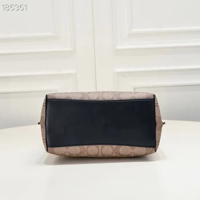 CA582, Coach's latest Mollie series bucket bag, small size, made of old PVC material and cowhide material. It is equipped with two detachable shoulder straps, long and short, which can be carried by hand or cross-body. There is a zipper compartment in the middle of the bag, which has good accommodation. The flat body of the bag is more comfortable on the upper body. Size:22*20*10cm