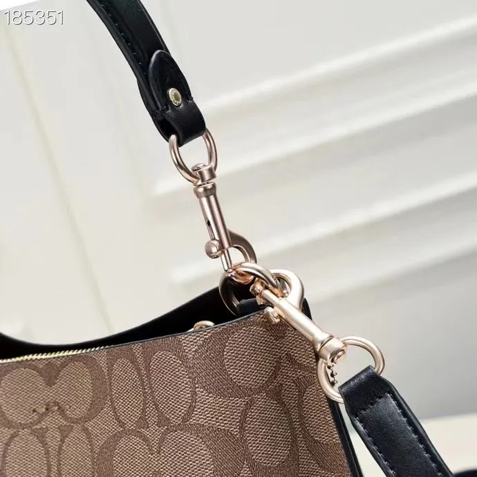 CA582, Coach's latest Mollie series bucket bag, small size, made of old PVC material and cowhide material. It is equipped with two detachable shoulder straps, long and short, which can be carried by hand or cross-body. There is a zipper compartment in the middle of the bag, which has good accommodation. The flat body of the bag is more comfortable on the upper body. Size:22*20*10cm