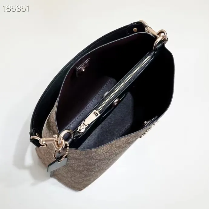 CA582, Coach's latest Mollie series bucket bag, small size, made of old PVC material and cowhide material. It is equipped with two detachable shoulder straps, long and short, which can be carried by hand or cross-body. There is a zipper compartment in the middle of the bag, which has good accommodation. The flat body of the bag is more comfortable on the upper body. Size:22*20*10cm