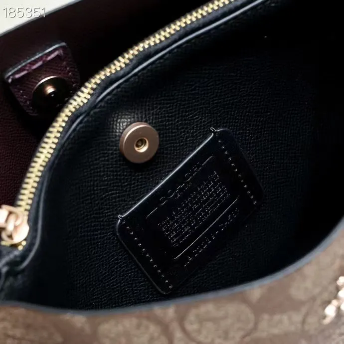 CA582, Coach's latest Mollie series bucket bag, small size, made of old PVC material and cowhide material. It is equipped with two detachable shoulder straps, long and short, which can be carried by hand or cross-body. There is a zipper compartment in the middle of the bag, which has good accommodation. The flat body of the bag is more comfortable on the upper body. Size:22*20*10cm