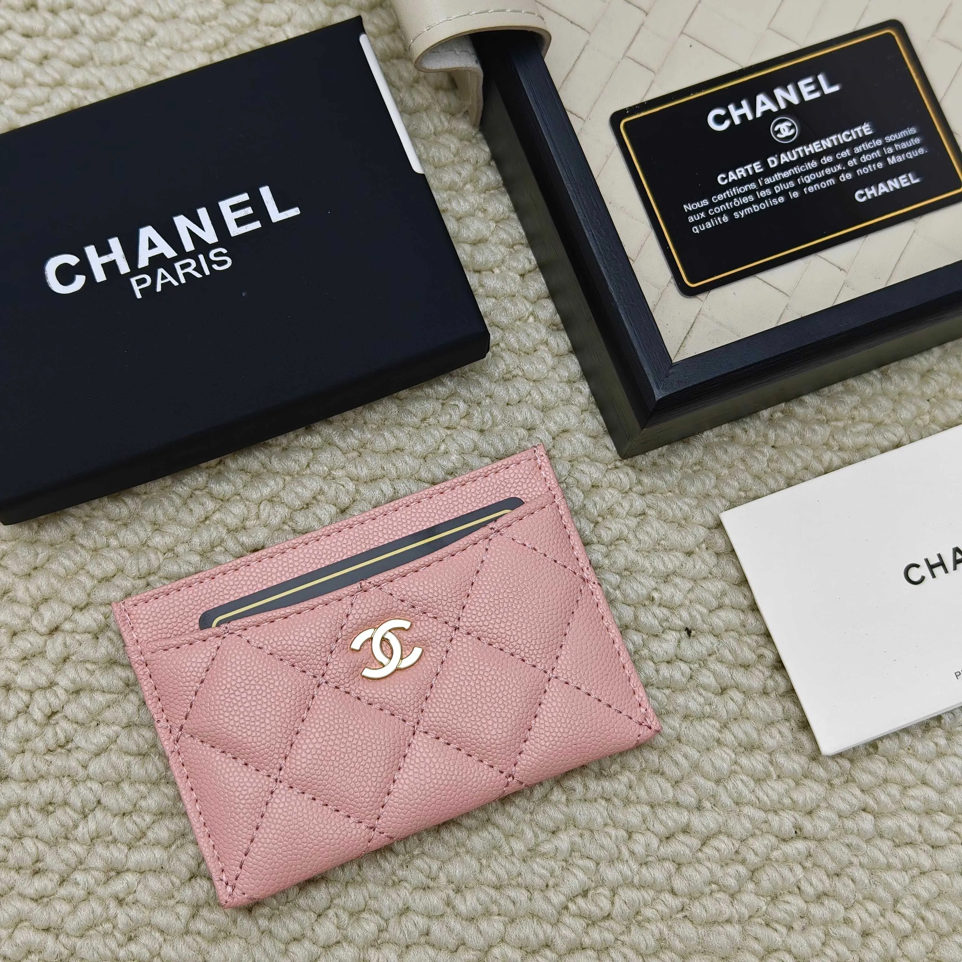 💰100Chanel Chanel counter classic card holder Model number: AP456 Made of cowhide caviar, a classic and timeless mini card holder. Super cute😍 Size: 7.5×11.2×0.5cm Fine workmanship and high-end quality