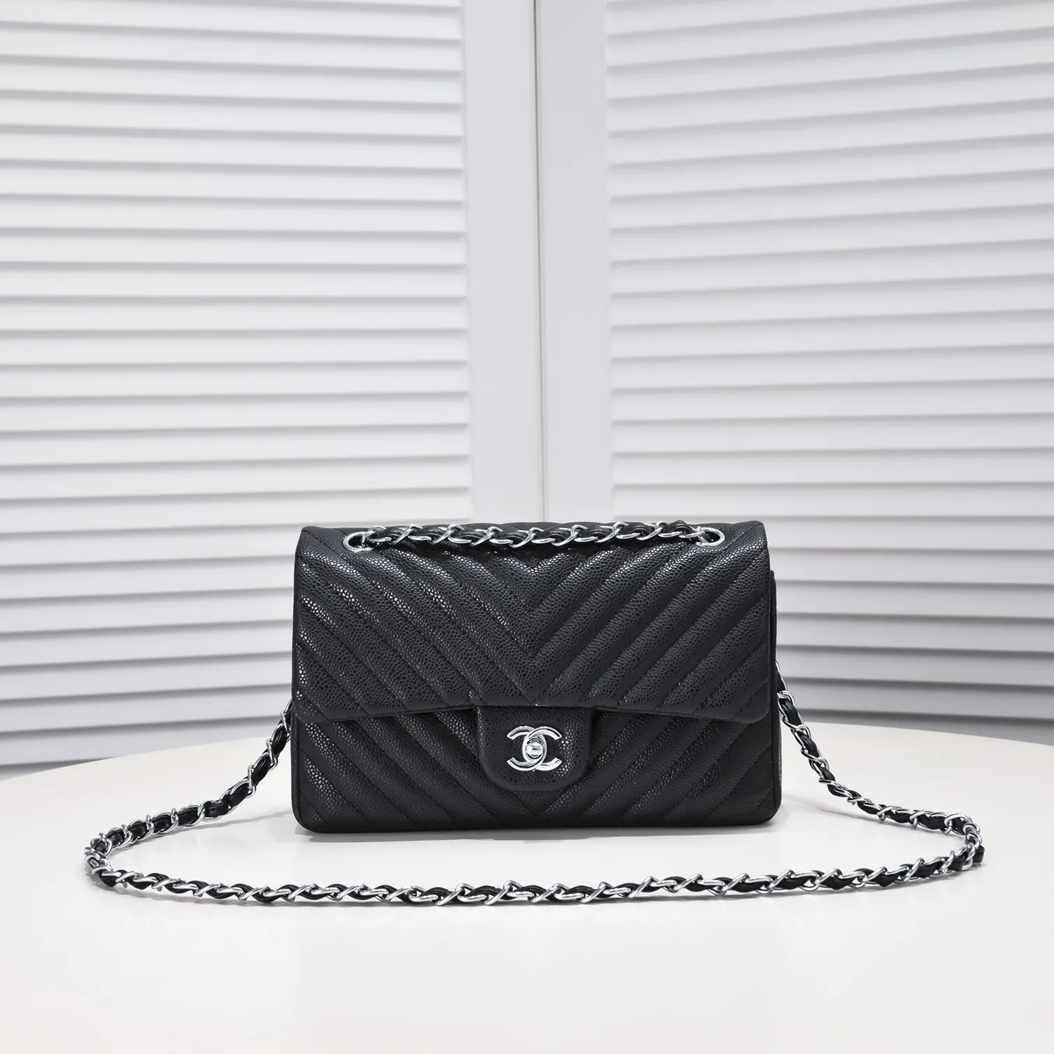 💰400￥Chanel🔥Exclusive quality real shot shipment✈️Official website updated simultaneously👑Chanel classic, summer style is coming💋CHANEL ‼ ️Crossbody bag, caviar cowhide with burgundy lining🌸‼ ️ 🙈Fashion’s new favorite🙈Model number: 1112V grid Size: 25.5*15*7.5