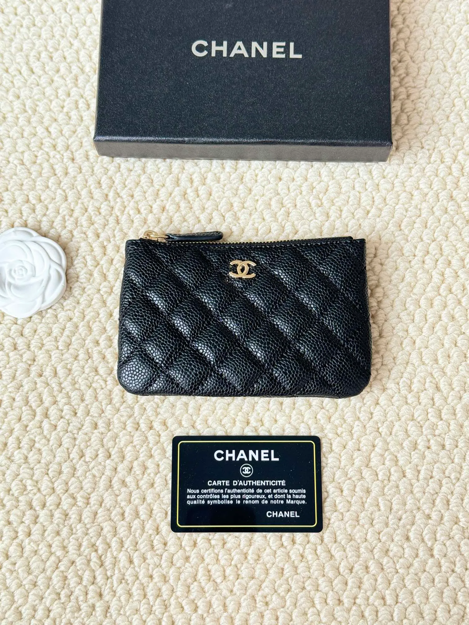 💰130 CHANEL Classic Caviar has a fresh design, with an exquisite replica flavor, very beautiful, the latest in 2023 from the official website🆕Card holder Caviar medium ball grain cowhide is scratch-resistant and has a super glossy feel. It is troublesome to carry a bag that is too big in summer. It is suitable for putting in a mini bag and convenient for carrying in your pocket😍 The bag has a zipper, which is super practical. You can also put cards, change, coins, and keys inside! Style number: 82365 Size: 15*8.5