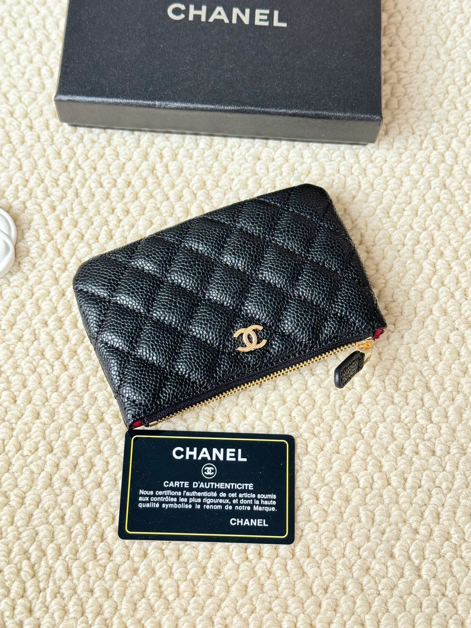 💰130 CHANEL Classic Caviar has a fresh design, with an exquisite replica flavor, very beautiful, the latest in 2023 from the official website🆕Card holder Caviar medium ball grain cowhide is scratch-resistant and has a super glossy feel. It is troublesome to carry a bag that is too big in summer. It is suitable for putting in a mini bag and convenient for carrying in your pocket😍 The bag has a zipper, which is super practical. You can also put cards, change, coins, and keys inside! Style number: 82365 Size: 15*8.5