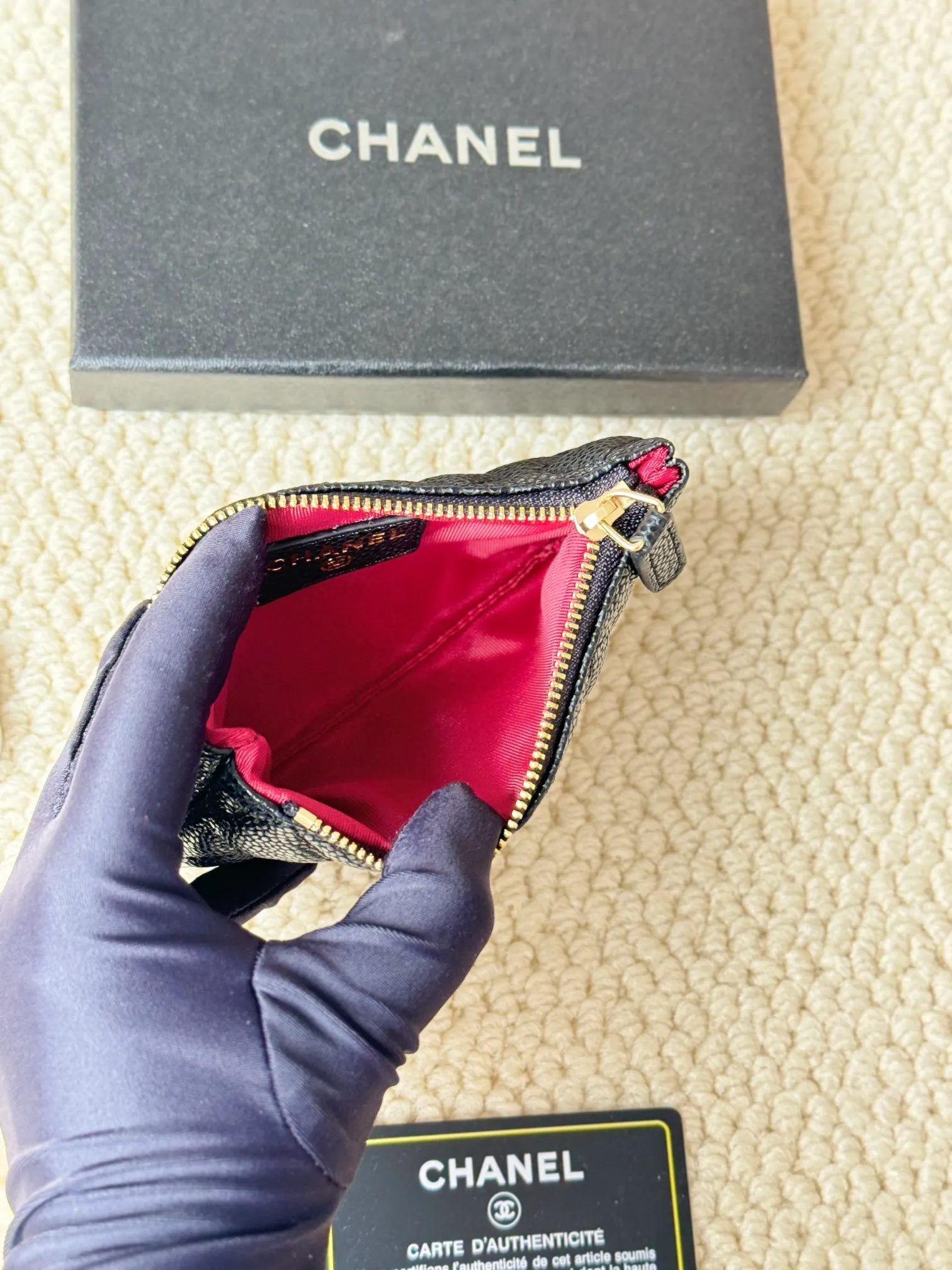 💰130 CHANEL Classic Caviar has a fresh design, with an exquisite replica flavor, very beautiful, the latest in 2023 from the official website🆕Card holder Caviar medium ball grain cowhide is scratch-resistant and has a super glossy feel. It is troublesome to carry a bag that is too big in summer. It is suitable for putting in a mini bag and convenient for carrying in your pocket😍 The bag has a zipper, which is super practical. You can also put cards, change, coins, and keys inside! Style number: 82365 Size: 15*8.5