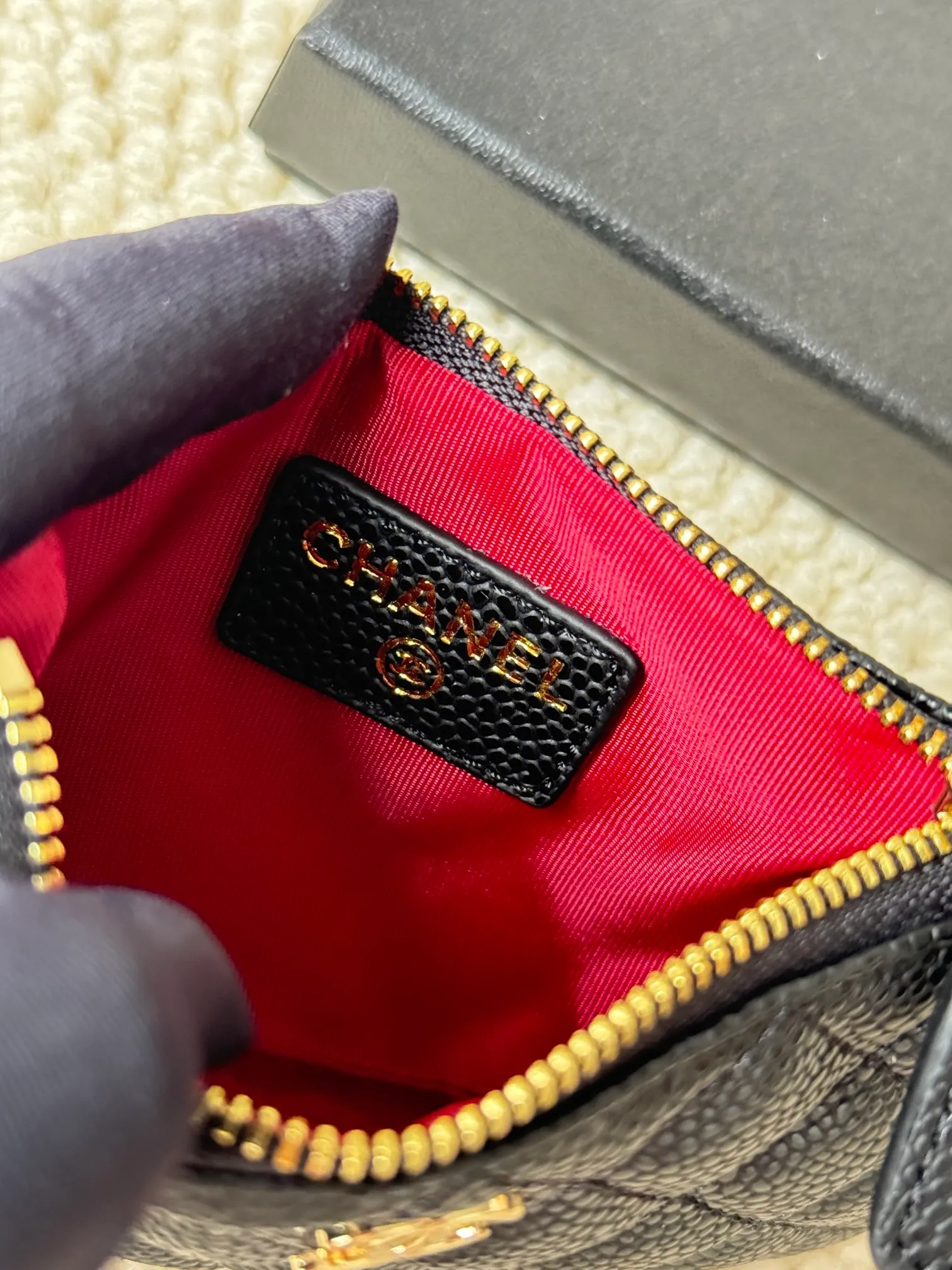 💰130 CHANEL Classic Caviar has a fresh design, with an exquisite replica flavor, very beautiful, the latest in 2023 from the official website🆕Card holder Caviar medium ball grain cowhide is scratch-resistant and has a super glossy feel. It is troublesome to carry a bag that is too big in summer. It is suitable for putting in a mini bag and convenient for carrying in your pocket😍 The bag has a zipper, which is super practical. You can also put cards, change, coins, and keys inside! Style number: 82365 Size: 15*8.5