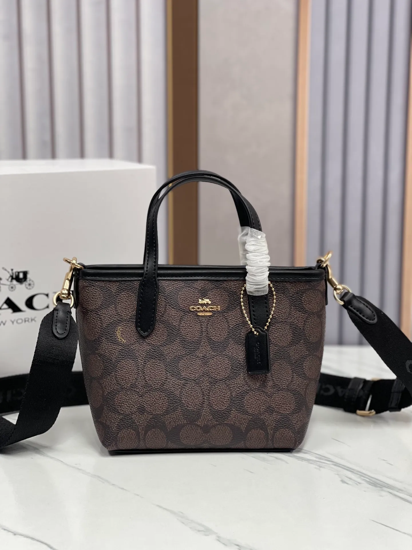 P360¥Coach’s new Mini City mini tote cross-body dumpling bag model CW032 counter actual shot, size 17*14*8