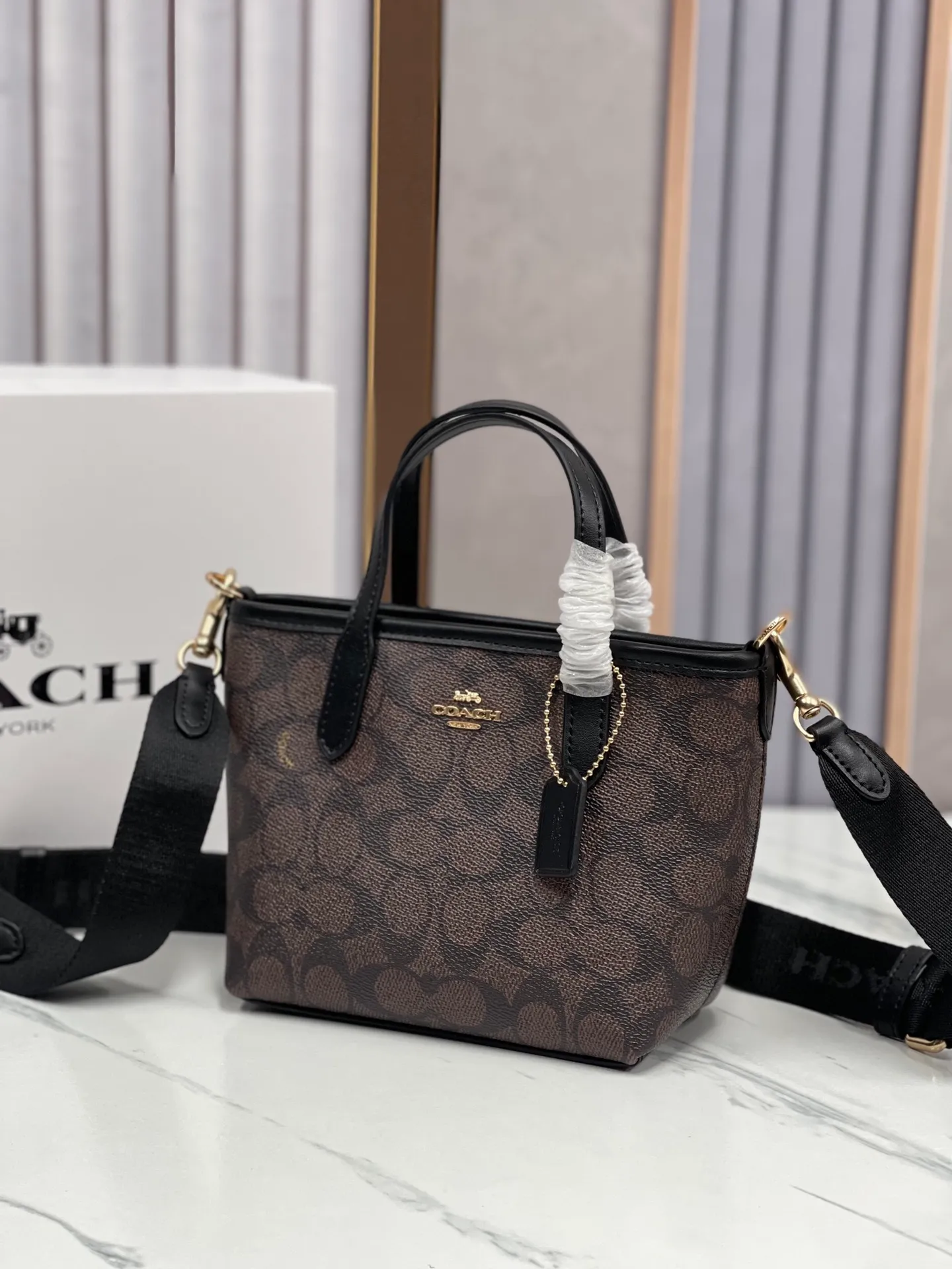 P360¥Coach’s new Mini City mini tote cross-body dumpling bag model CW032 counter actual shot, size 17*14*8