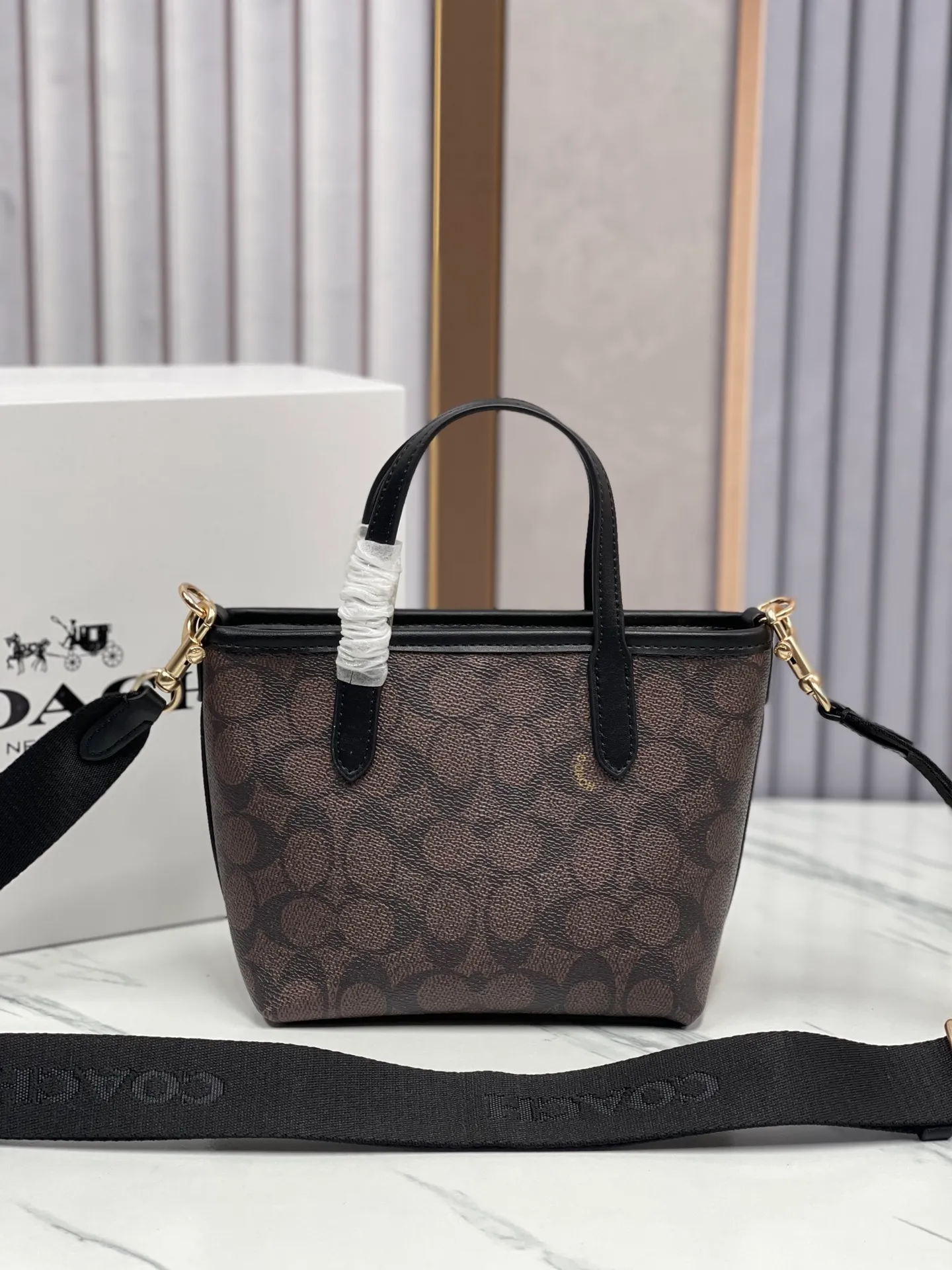 P360¥Coach’s new Mini City mini tote cross-body dumpling bag model CW032 counter actual shot, size 17*14*8